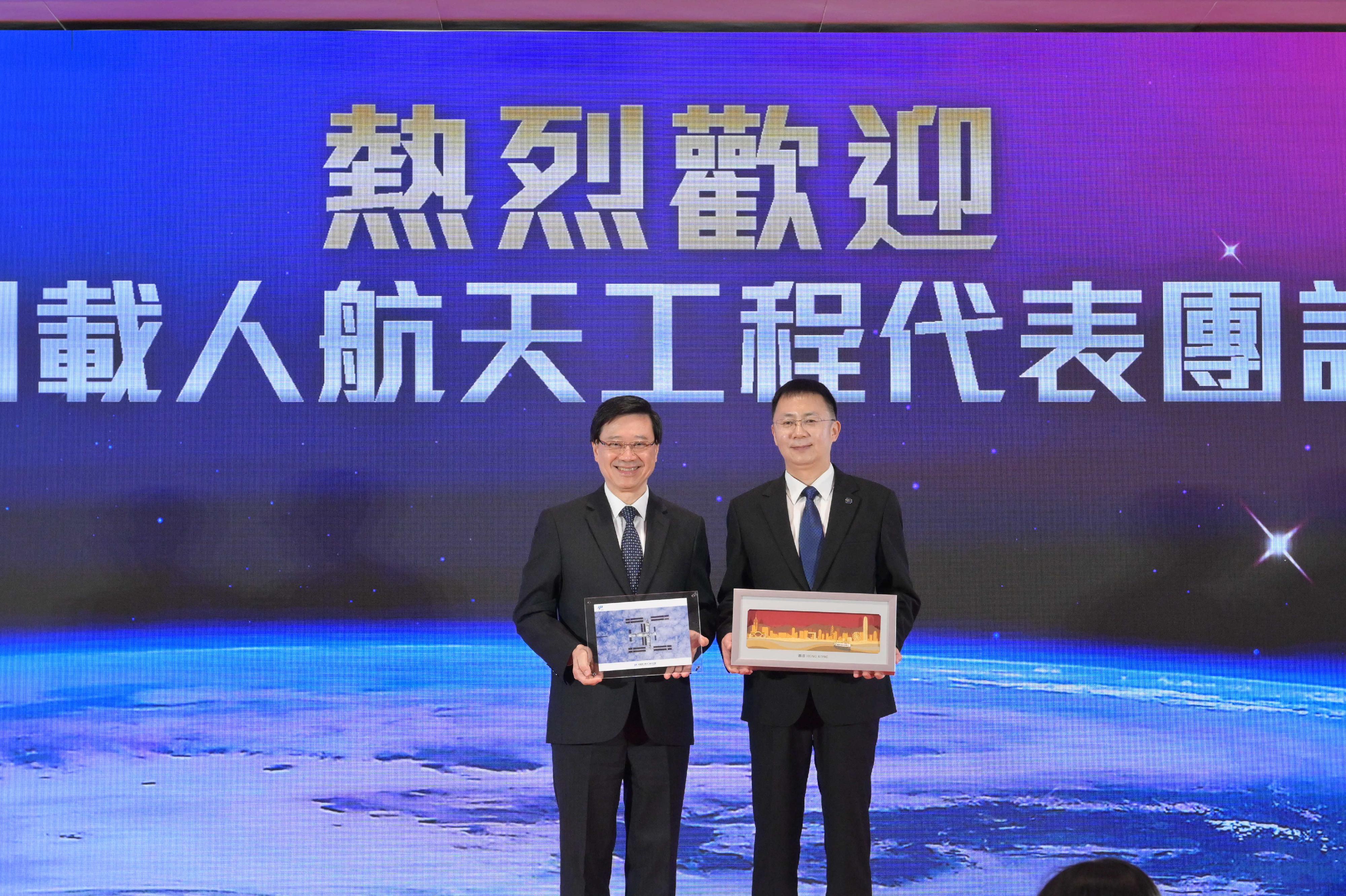 A China Manned Space delegation arrived in Hong Kong for a four-day visit today (November 28). Photo shows the Chief Executive, Mr John Lee (left) and the leader of the delegation and the Deputy Director General of the China Manned Space Agency, Mr Lin Xiqiang (right), exchanging souvenirs.