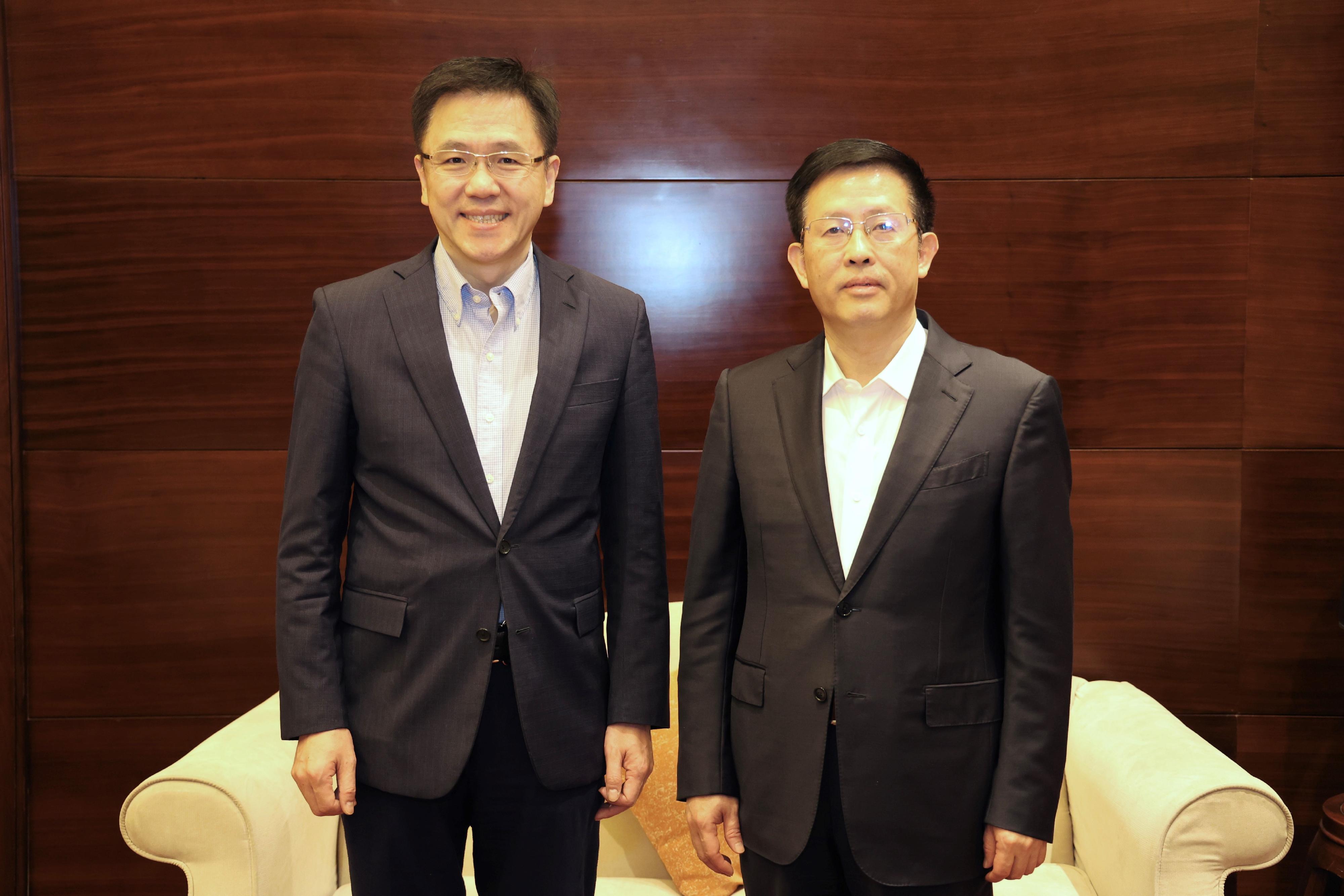 The Secretary for Innovation, Technology and Industry, Professor Sun Dong, today (November 28) continues his visit to Fujian Province. Photo shows Professor Sun (left) meeting with Vice-Governor of the Fujian Provincial People's Government Mr Lin Ruiliang (right).