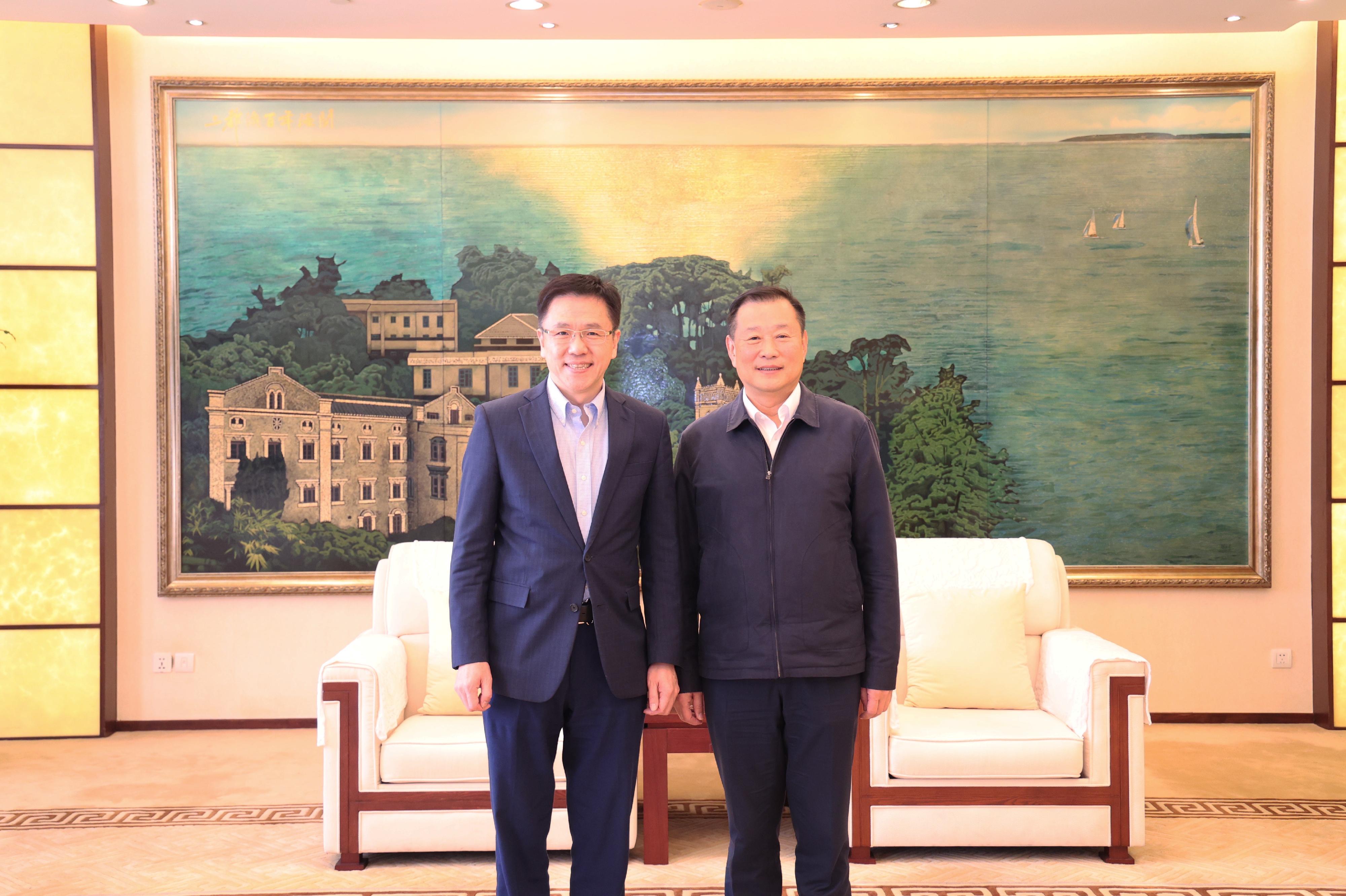 The Secretary for Innovation, Technology and Industry, Professor Sun Dong (left), today (November 28) meets with the Secretary of the CPC Ningde Municipal Committee, Mr Liang Weixin (right), in Ningde, Fujian Province, and exchanged views on promoting the development of high-end technology industries with a competitive edge and of strategic significance.