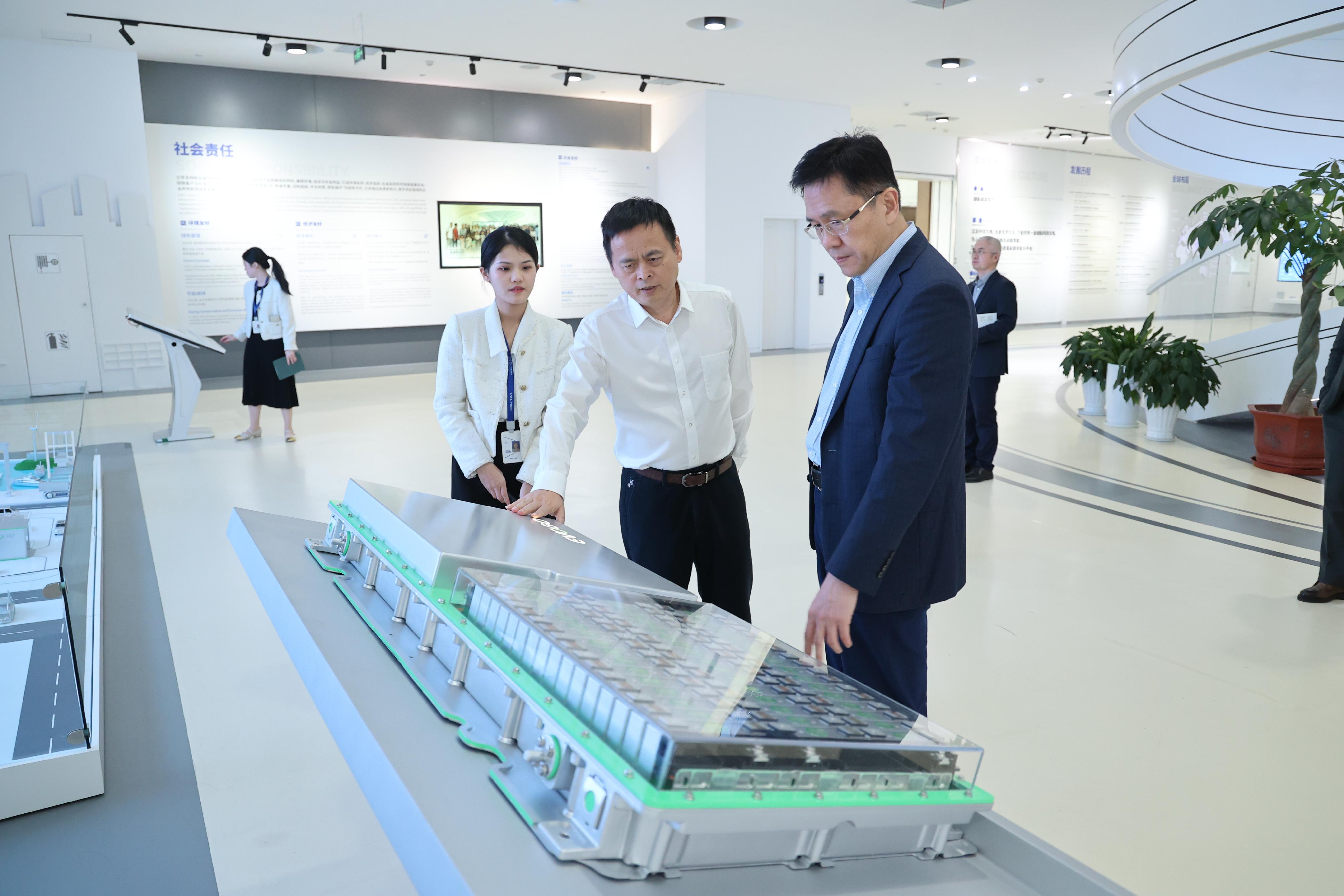 The Secretary for Innovation, Technology and Industry, Professor Sun Dong today (November 28) visits the base of Contemporary Amperex Technology Co Limited (CATL). Picture shows Professor Sun (first right), being briefed by the Chairman of the Supervisory Board and the Ecological Development Committee of CATL, Mr Wu Yingming (second right), on the enterprise’s operation.
