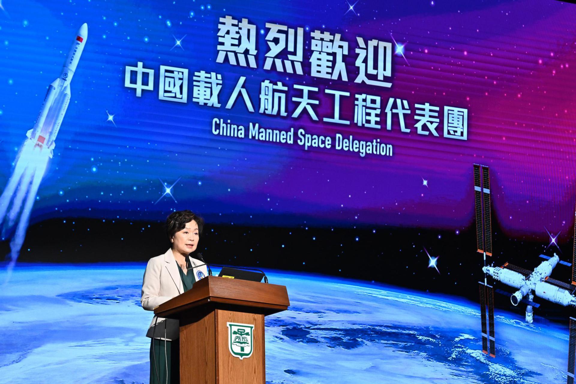 The Secretary for Education, Dr Choi Yuk-lin, addresses the dialogue session between the China Manned Space delegation and secondary and primary students at Pui Kiu Middle School today (November 29).