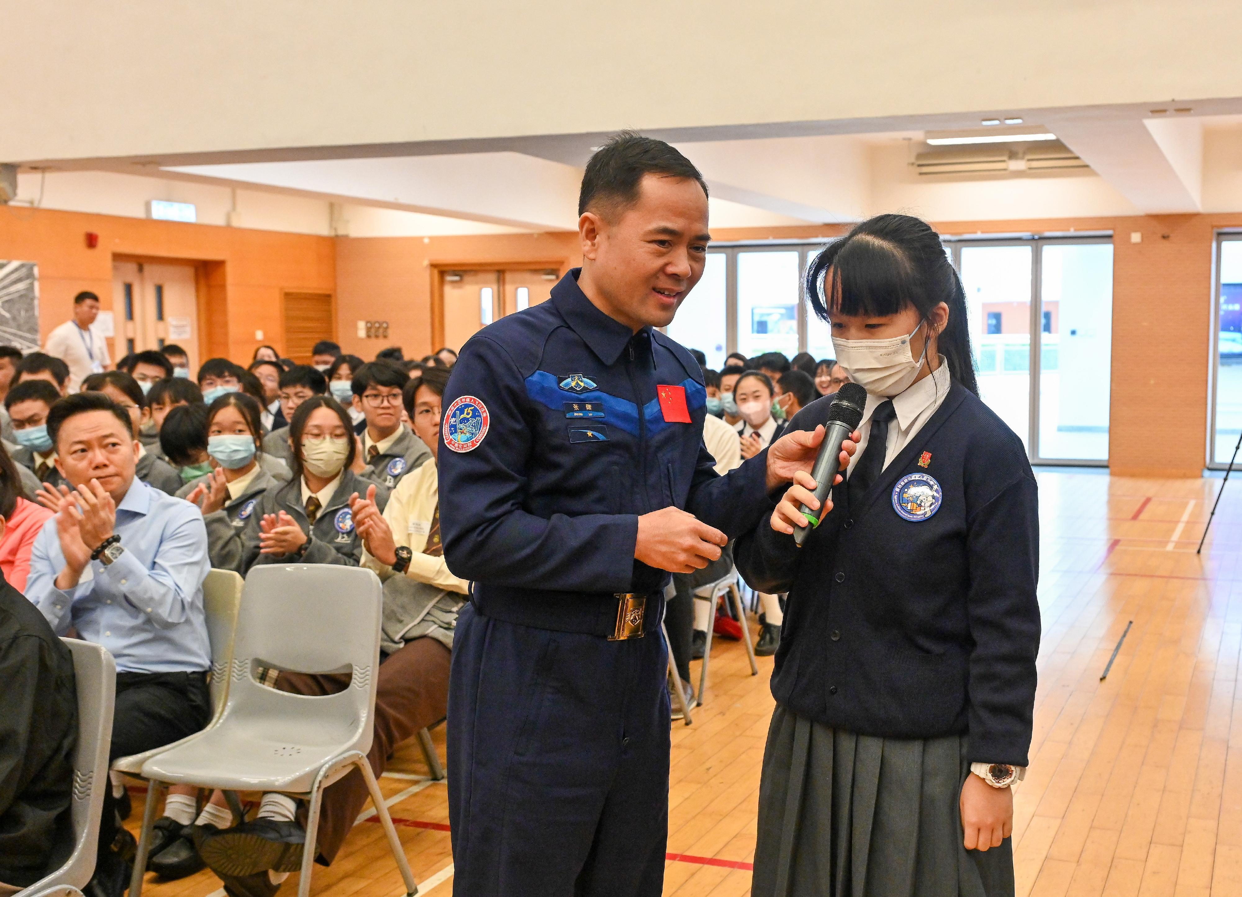 The China Manned Space delegation continued their visit in Hong Kong today (November 29). Photo shows Shenzhou-15 astronaut Mr Zhang Lu (left) attending a dialogue session with students at Hong Kong Baptist University Affiliated School Wong Kam Fai Secondary and Primary School (Secondary Division).



