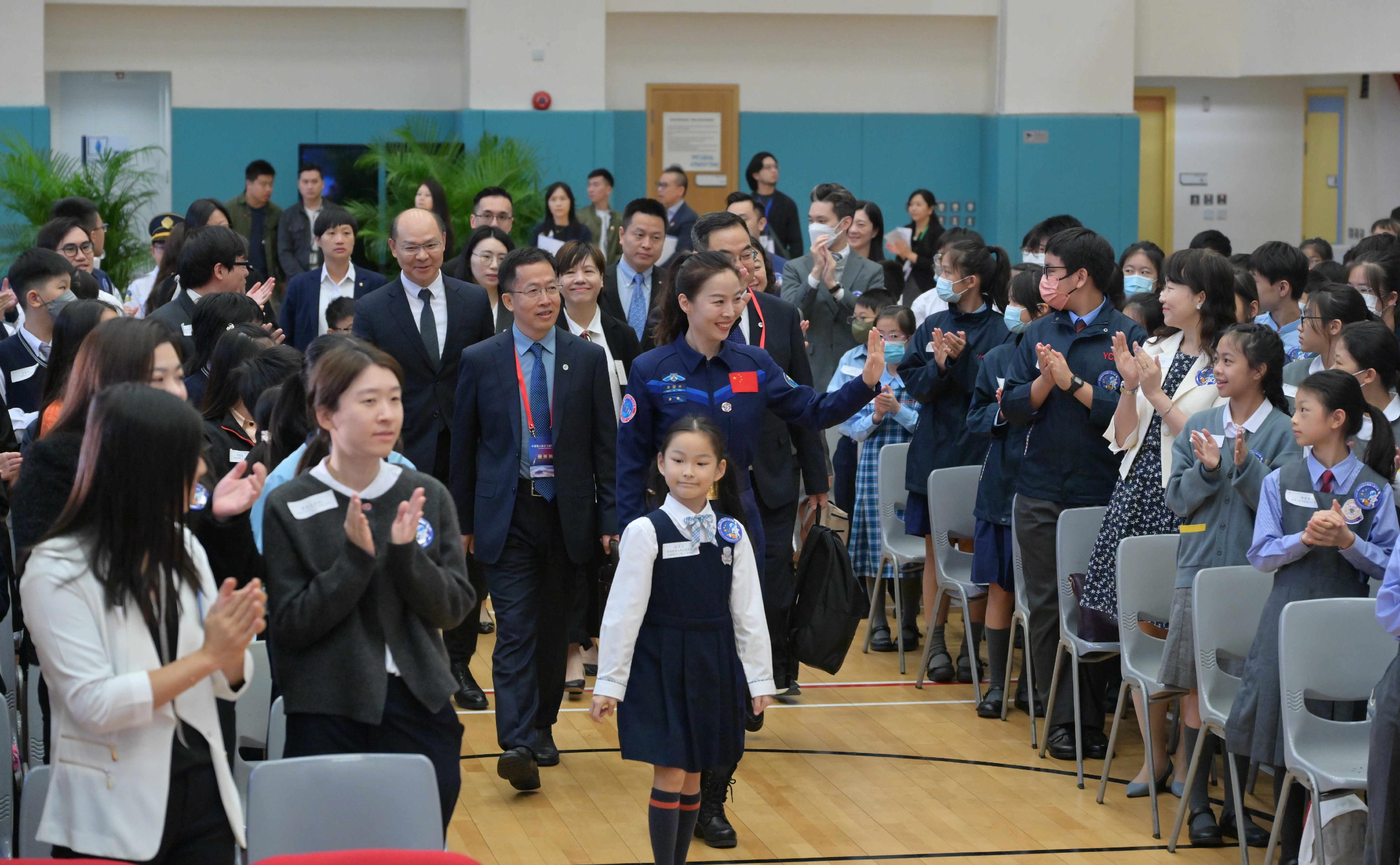 The China Manned Space delegation continued their visit in Hong Kong today (November 29). Photo shows Shenzhou-13 astronaut Ms Wang Yaping (second row, first right) together with the delegation members, attending a dialogue session with students at Hong Kong Baptist University Affiliated School Wong Kam Fai Secondary and Primary School (Primary Division).





