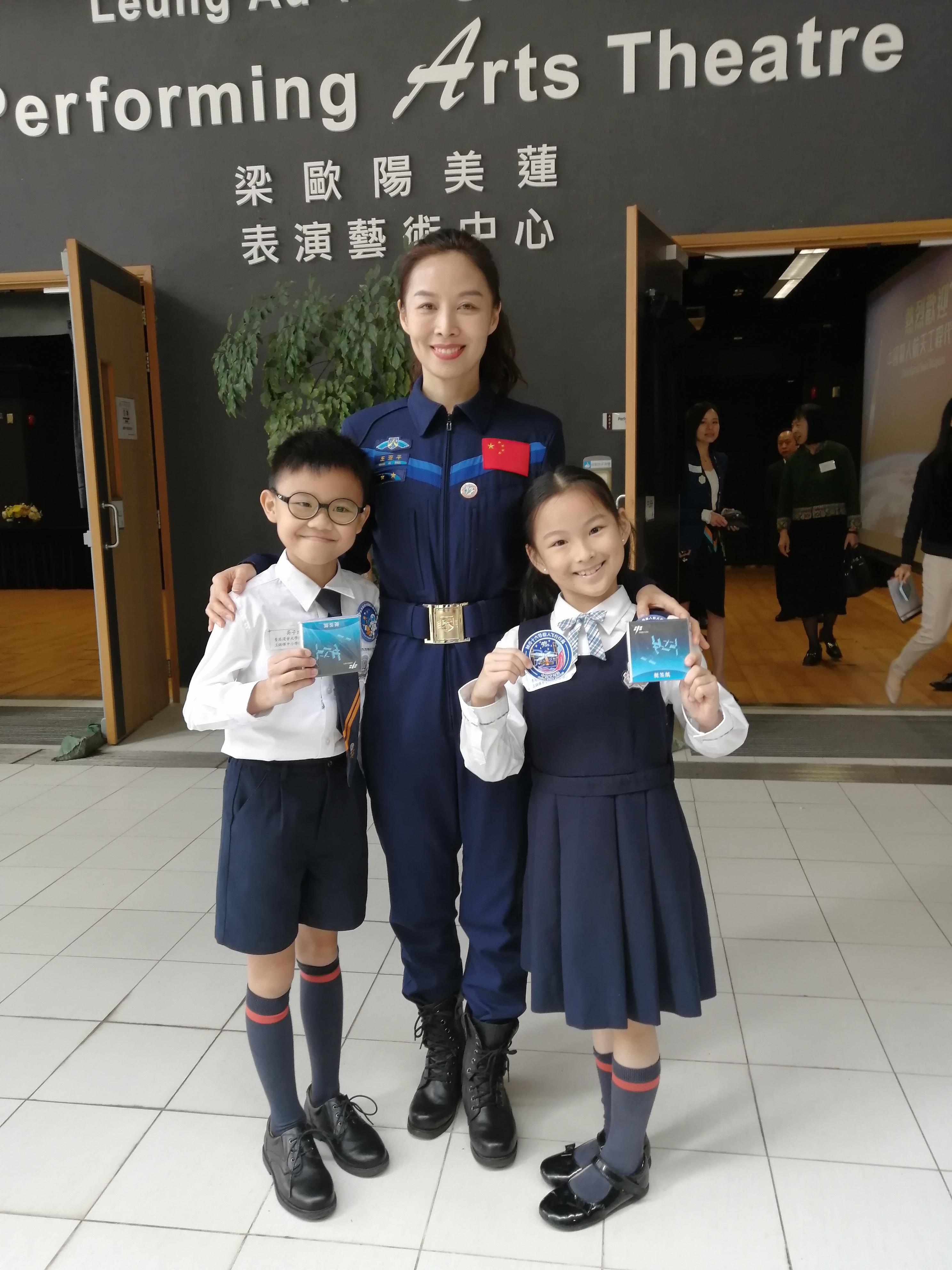 The China Manned Space delegation continued their visit in Hong Kong today (November 29). Photo shows Shenzhou-13 astronaut Ms Wang Yaping (centre) attending a dialogue session with students at Hong Kong Baptist University Affiliated School Wong Kam Fai Secondary and Primary School (Primary Division).





