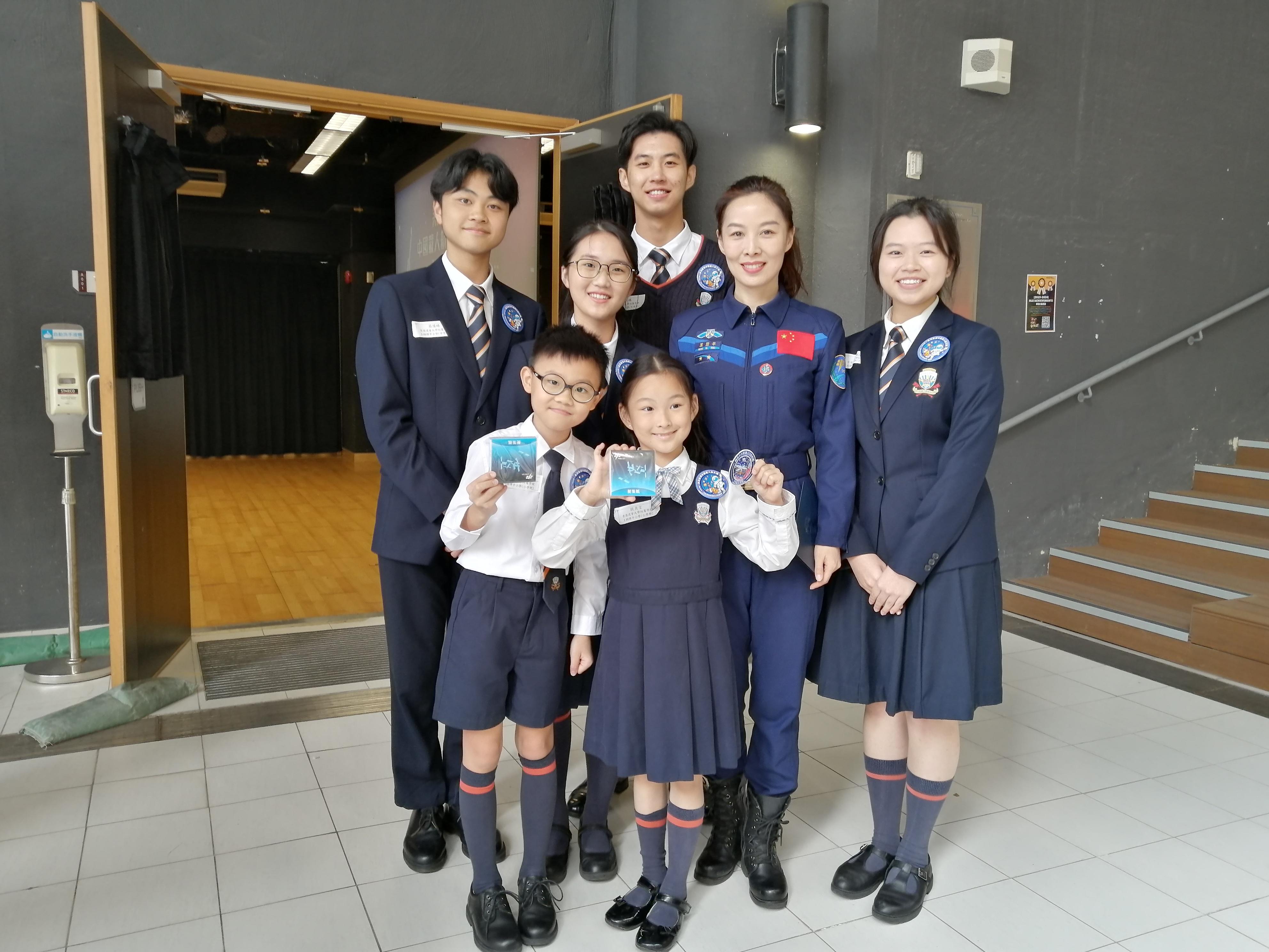 The China Manned Space delegation continued their visit in Hong Kong today (November 29). Photo shows Shenzhou-13 astronaut Ms Wang Yaping (second row, second right) attending a dialogue session with students at Hong Kong Baptist University Affiliated School Wong Kam Fai Secondary and Primary School (Primary Division).






