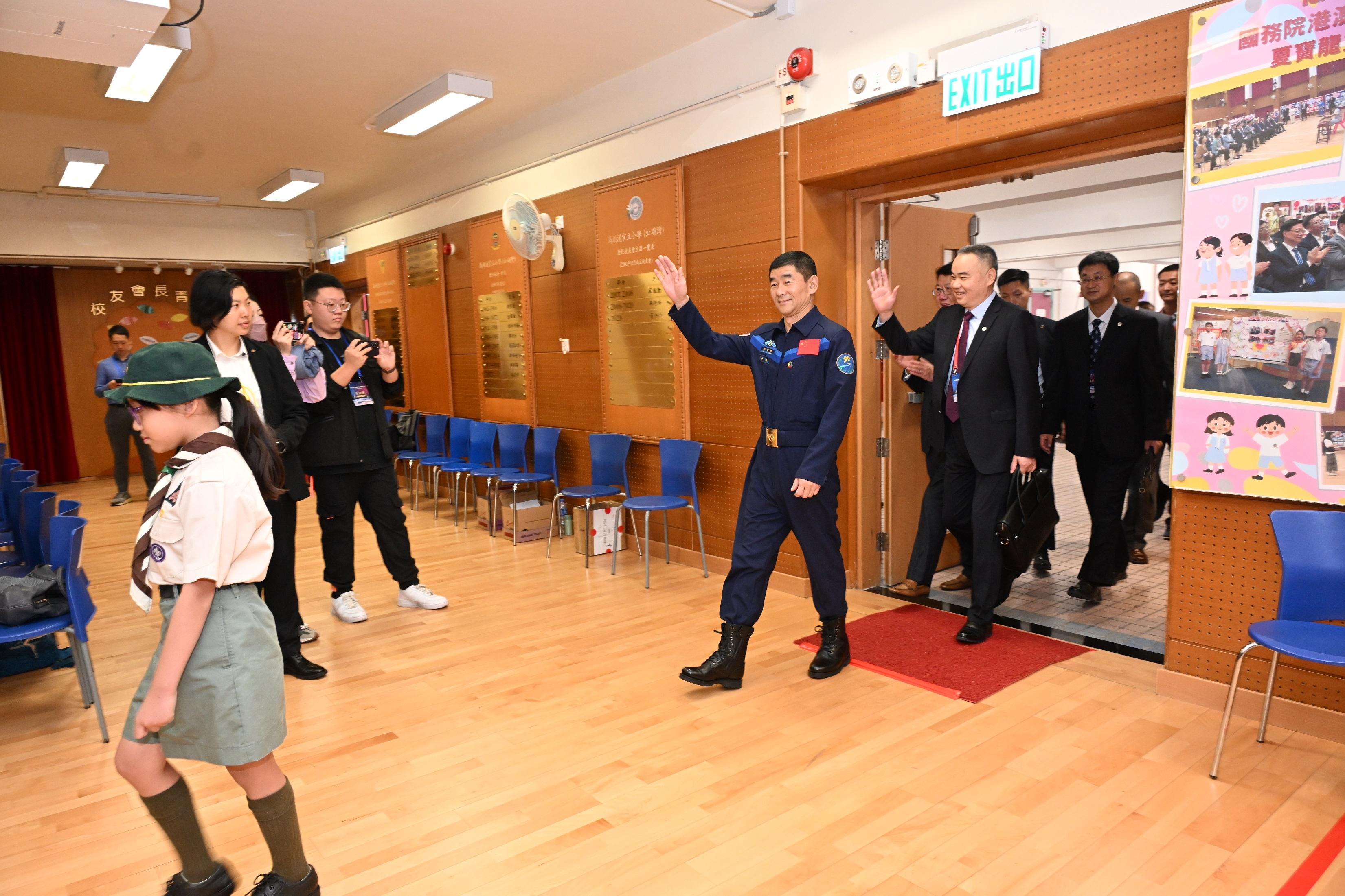 The China Manned Space delegation continued their visit in Hong Kong today (November 29). Photo shows Shenzhou-12 astronaut Mr Liu Boming (centre), together with the delegation members, attending a dialogue session with students at Ma Tau Chung Government Primary School (Hung Hom Bay).