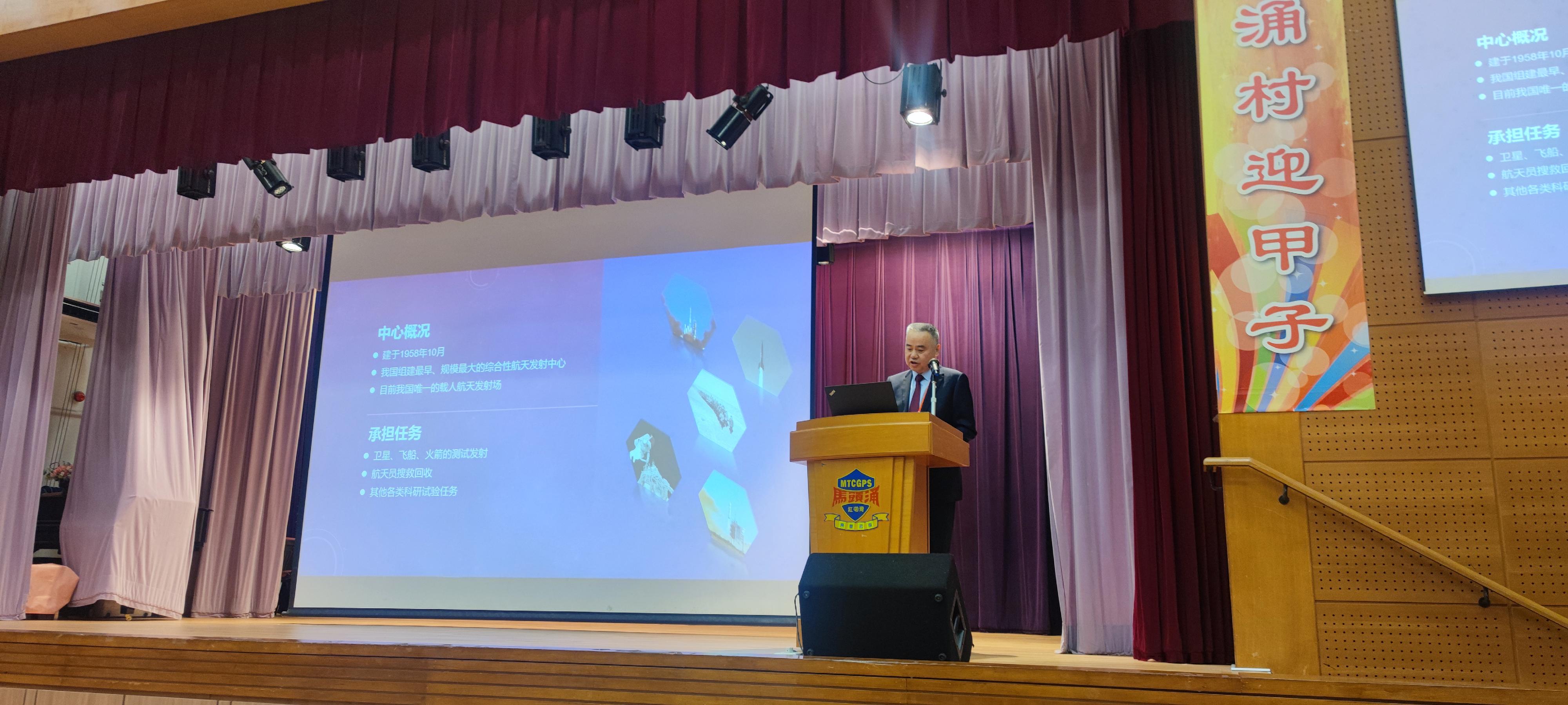 The China Manned Space delegation continued their visit in Hong Kong today (November 29). Photo shows delegation member Mr Wang Xuewu attending a dialogue session with students at Ma Tau Chung Government Primary School (Hung Hom Bay).