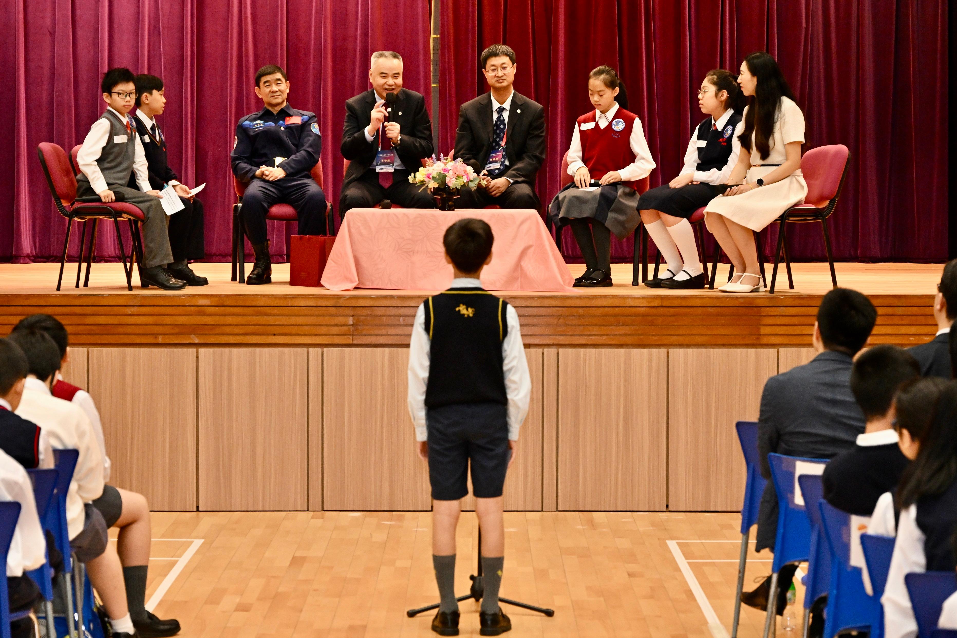 The China Manned Space delegation continued their visit in Hong Kong today (November 29). Photo shows (from third left) Shenzhou-12 astronaut Mr Liu Boming, and delegation members Mr Wang Xuewu and Mr Zhong Hongen, attending a dialogue session with students at Ma Tau Chung Government Primary School (Hung Hom Bay).