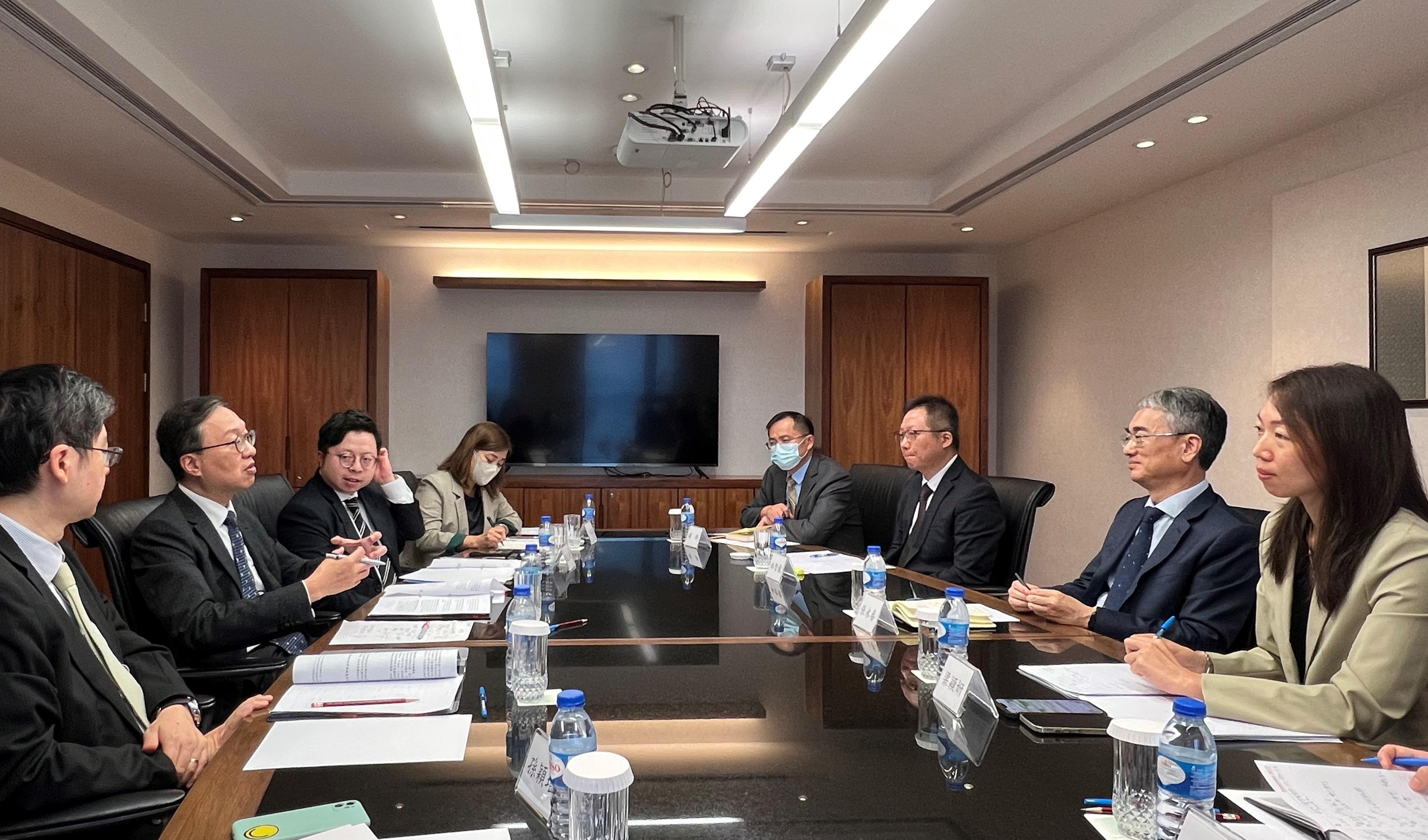 The Secretary for Justice, Mr Paul Lam, SC, started his two-day visit to Macao this afternoon (November 29). Photo shows Mr Lam (second left) meeting the Secretary for Administration and Justice of the Macao Special Administrative Region, Mr Cheong Weng Chon (second right).
