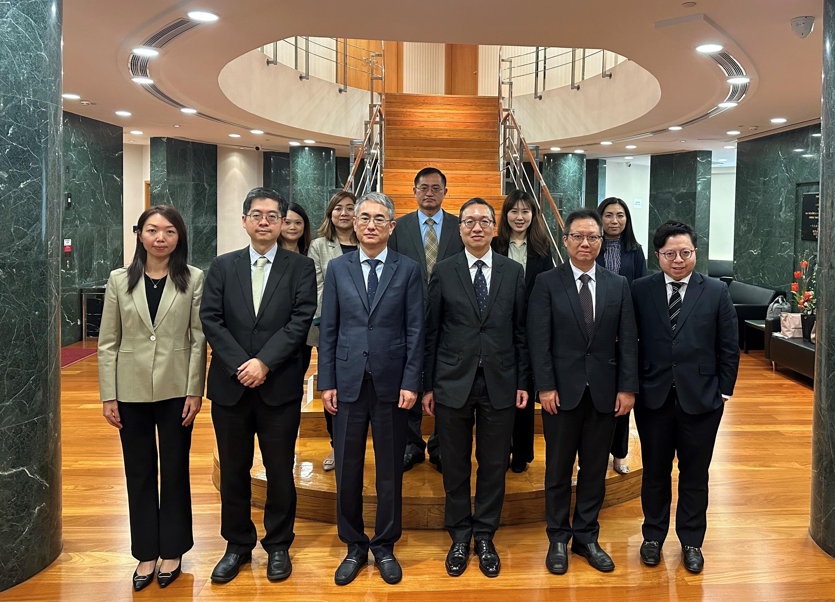 The Secretary for Justice, Mr Paul Lam, SC, started his two-day visit to Macao this afternoon (November 29). Photo shows Mr Lam (first row, third right), the Secretary for Administration and Justice of the Macao Special Administrative Region, Mr Cheong Weng Chon (first row, third left), and other officials after the meeting.
