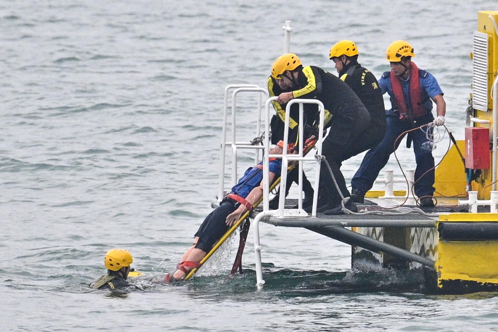 The Civil Aviation Department held a joint short-range search and rescue exercise today (November 29) to simulate a scenario of a helicopter crash at Port Shelter, Sai Kung. Photo shows a simulation of a survivor being rescued and placed aboard a diving support speedboat.