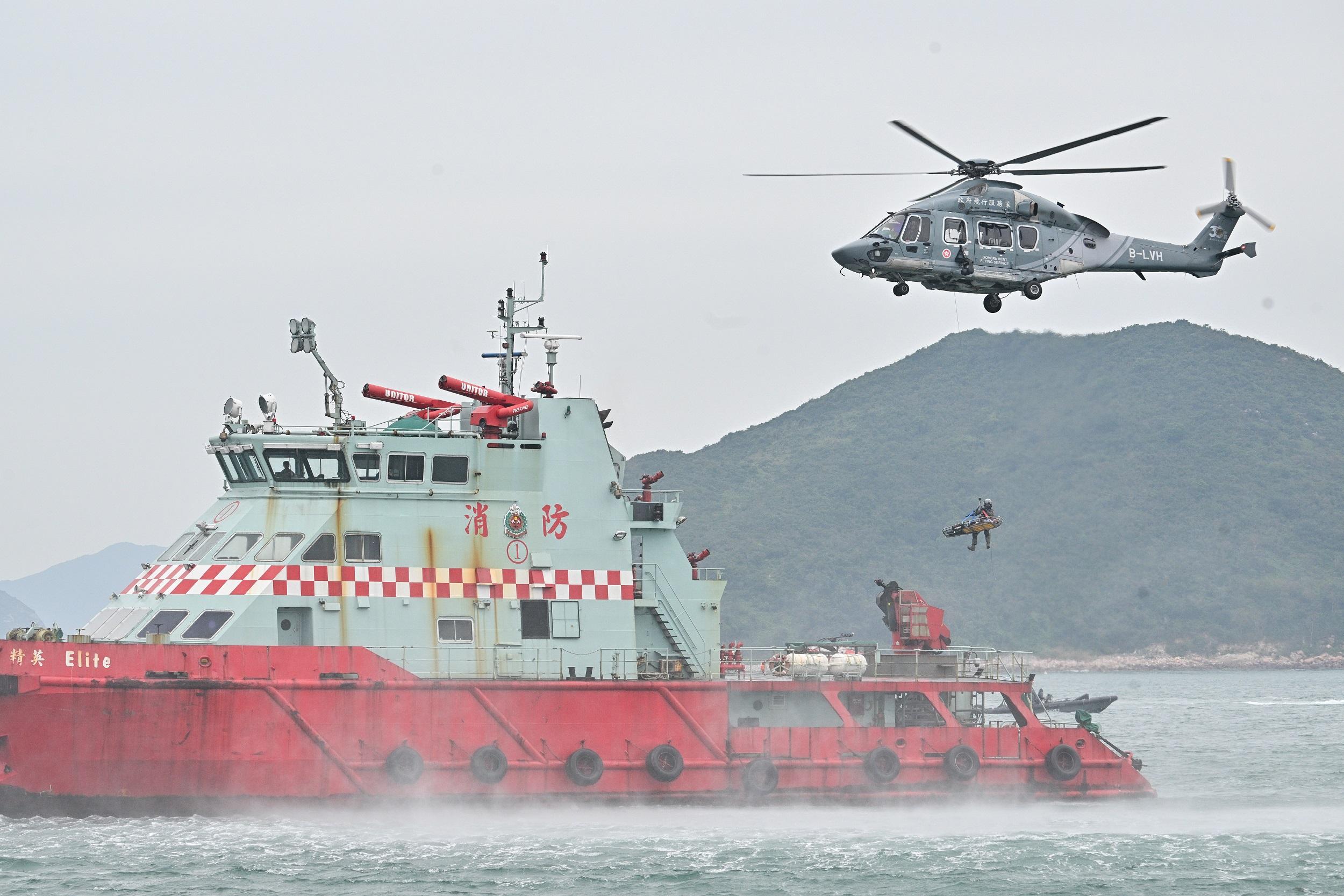 The Civil Aviation Department held a joint short-range search and rescue exercise today (November 29) to simulate a scenario of a helicopter crash at Port Shelter, Sai Kung. Photo shows a simulation of a Government Flying Service helicopter winching a survivor. 