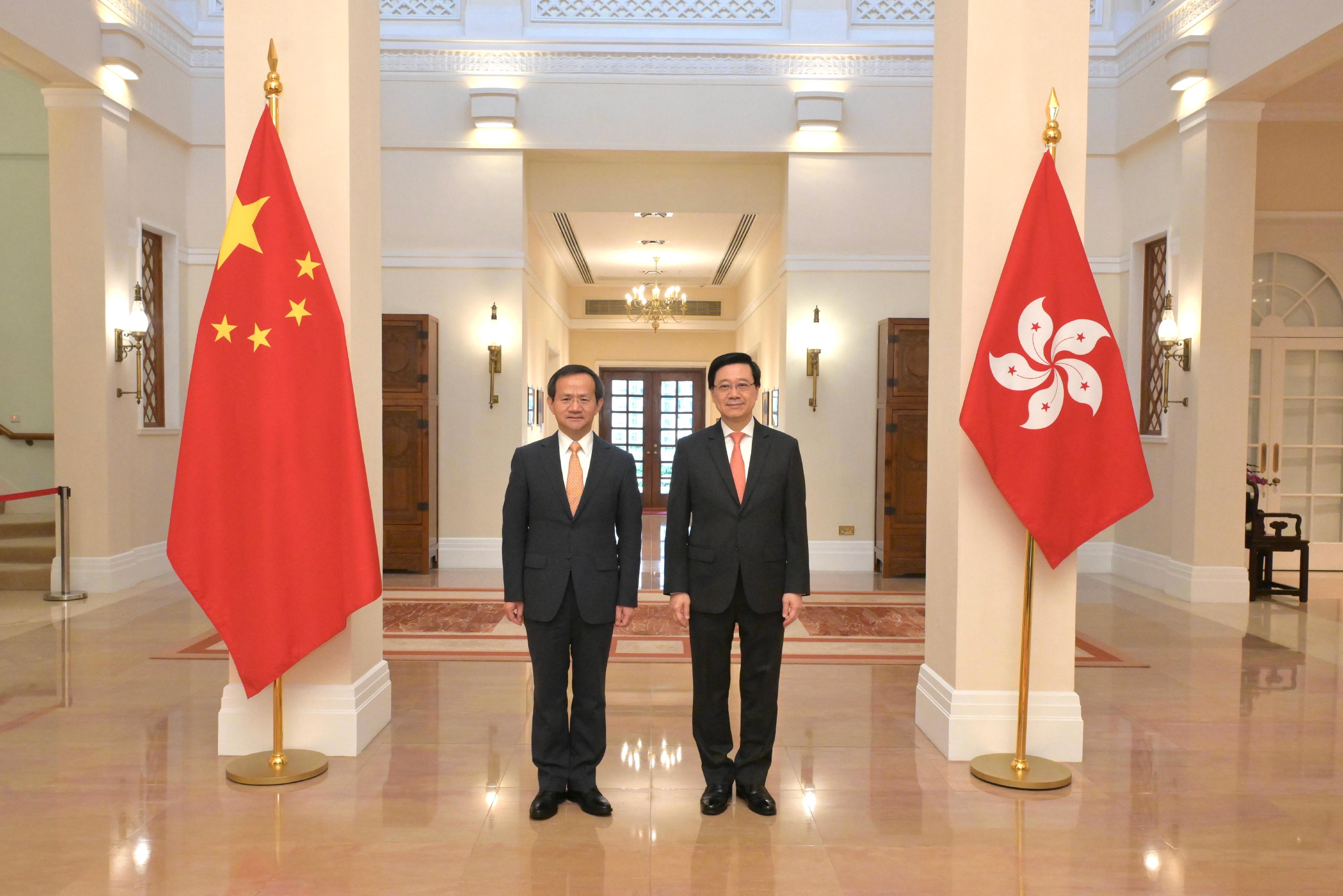 The Chief Executive, Mr John Lee (right), meets the Mayor of Beijing, Mr Yin Yong (left), at Government House today (November 29).