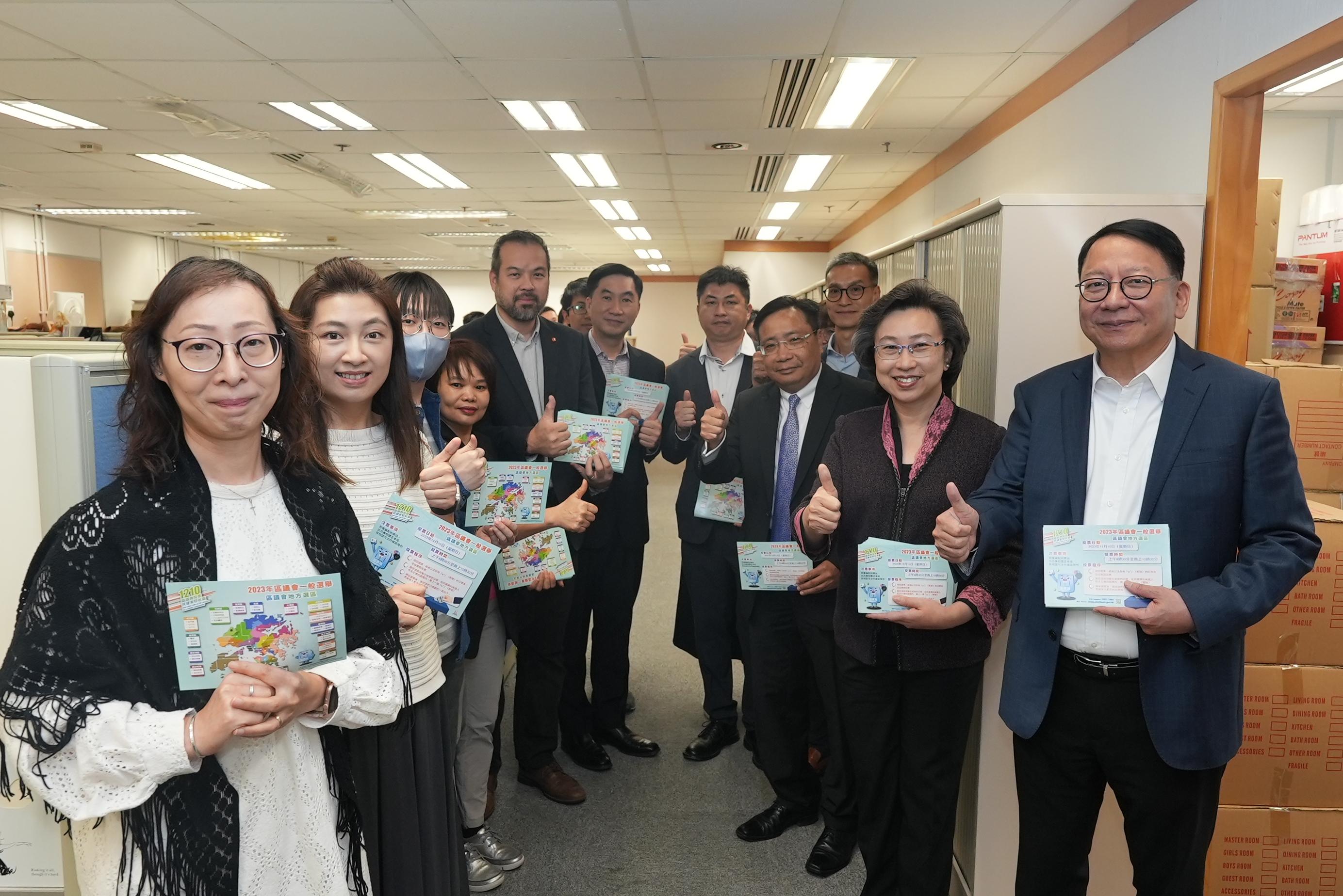 The Chief Secretary for Administration, Mr Chan Kwok-ki, and the Secretary for the Civil Service, Mrs Ingrid Yeung, together with representatives from the four civil service central consultative councils and the four major service-wide staff unions, jointly visited a number of floors of the Queensway Government Offices today (November 29) to promote the District Council (DC) election to colleagues and appeal to them to cast their votes with their families and friends on December 10 to discharge their civic responsibility. Photo shows Mr Chan (first right); Mrs Yeung (second right); and the Commissioner for Innovation and Technology, Mr Ivan Lee (third right), are pictured with representatives of civil service groups and colleagues from the Innovation and Technology Commission at their workplace to express support for the DC election and voting together. 