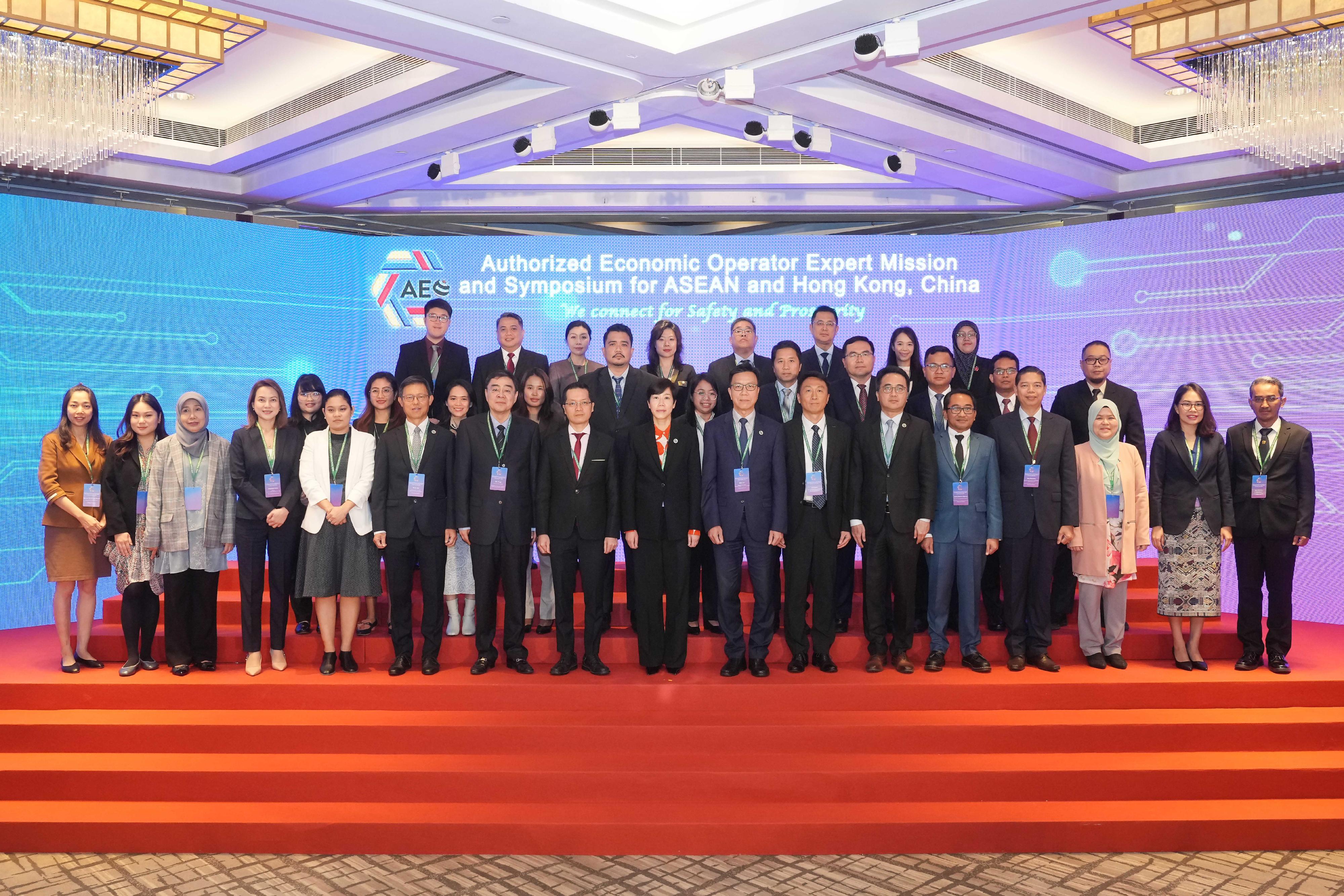 The Customs and Excise Department of Hong Kong (C&ED) today (November 29) and tomorrow (November 30) is holding the AEO Expert Mission and Symposium for ASEAN and Hong Kong, China. Photo shows the Commissioner of Customs and Excise, Ms Louise Ho (first row, centre), with officers from the Customs administrations of the ASEAN (Association of Southeast Asian Nations) Member States, the General Administration of Customs of the People's Republic of China, Macao Customs Service and the C&ED.