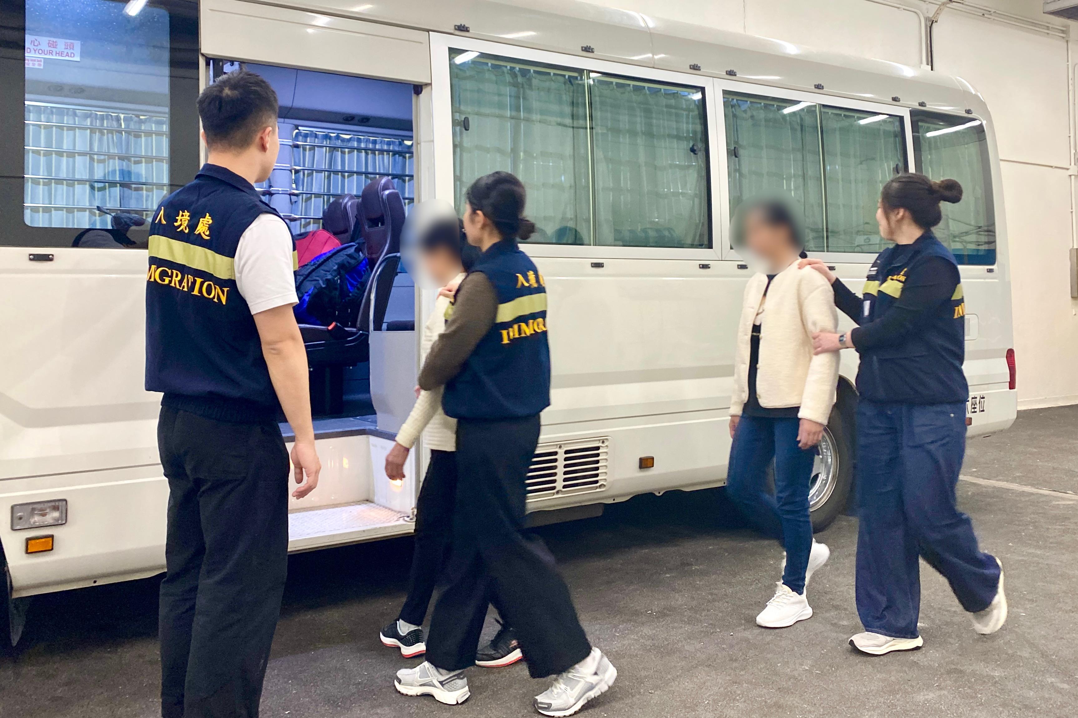 入境事務處（入境處）今日（十一月二十九日）執行遣送行動，將24名越南籍非法入境者遣返越南。圖示被遣返人士在入境處人員押送下離開羈押地點前往機場。