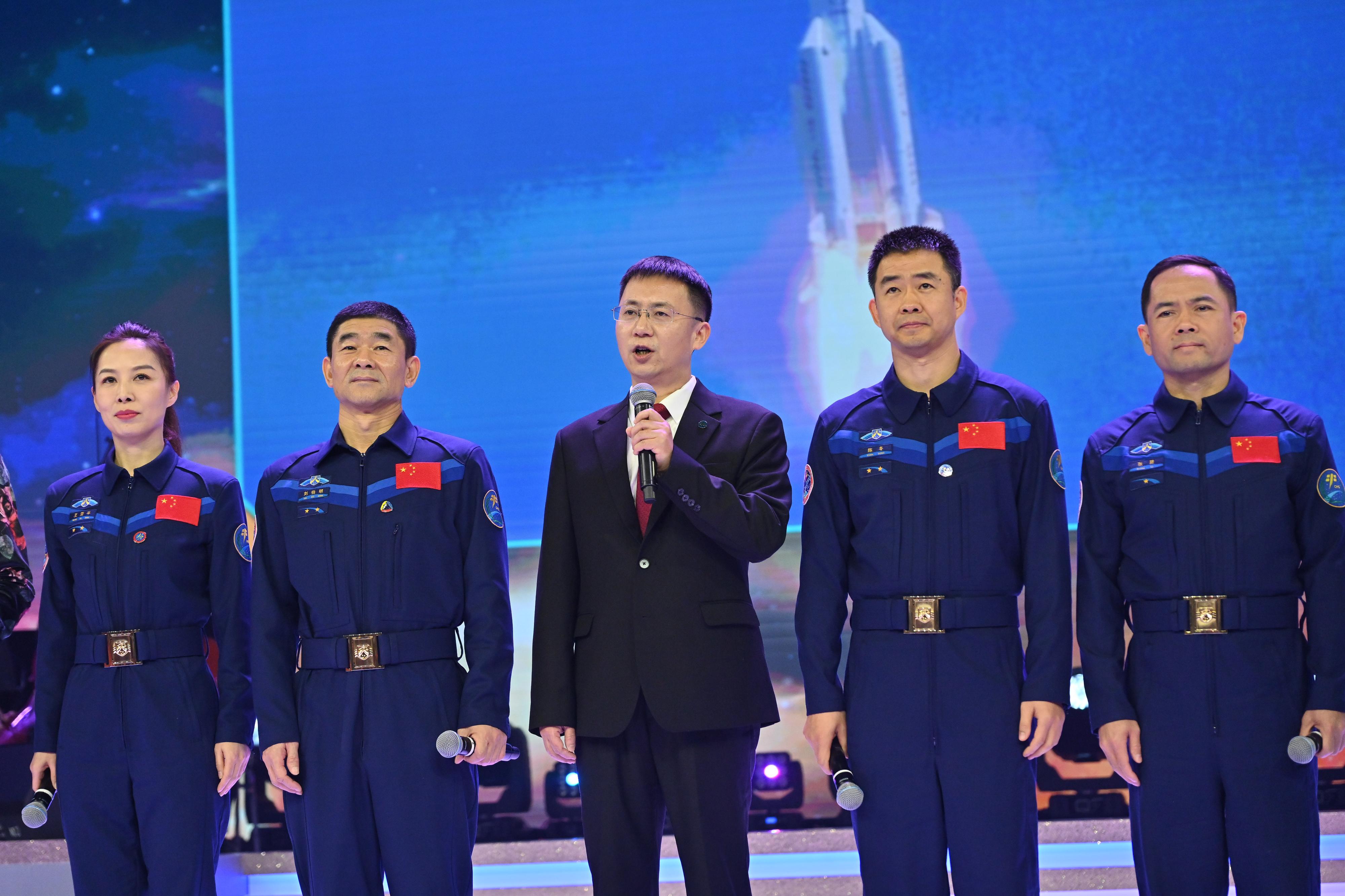 The China Manned Space delegation continued their visit to Hong Kong today (November 29) and attended the variety show that marked Hong Kong's welcoming of the China Manned Space delegation at the Hong Kong Coliseum. Photo shows (from left) Shenzhou-13 astronaut Ms Wang Yaping; Shenzhou-12 astronaut Mr Liu Boming; the leader of the delegation and Deputy Director General of the China Manned Space Agency, Mr Lin Xiqiang; Shenzhou-14 mission commander Mr Chen Dong; and Shenzhou-15 astronaut Mr Zhang Lu, meeting with audiences.