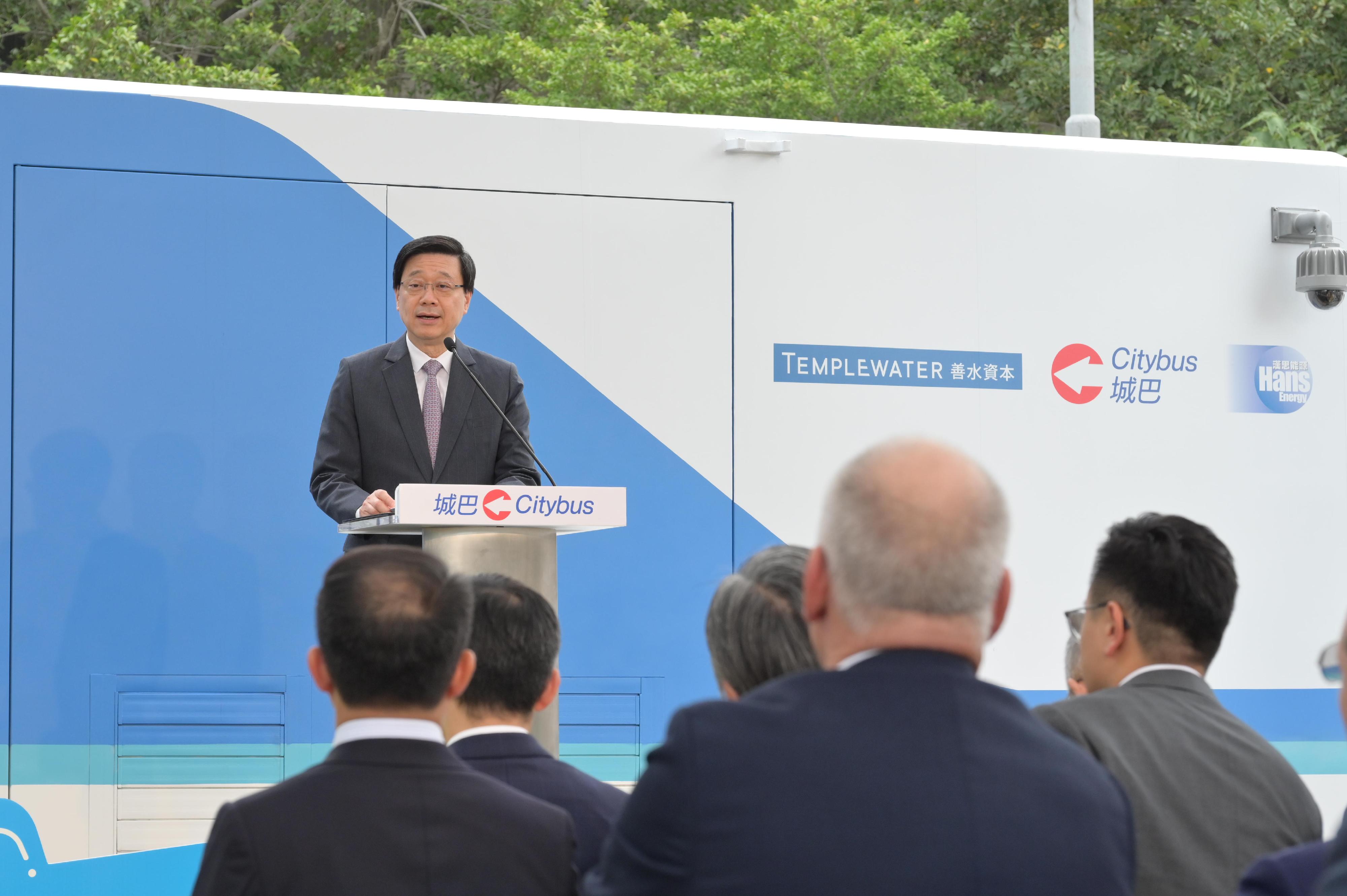 行政長官李家超今日（十一月三十日）在香港首個加氫站及首輛雙層氫能巴士啓動禮致辭。