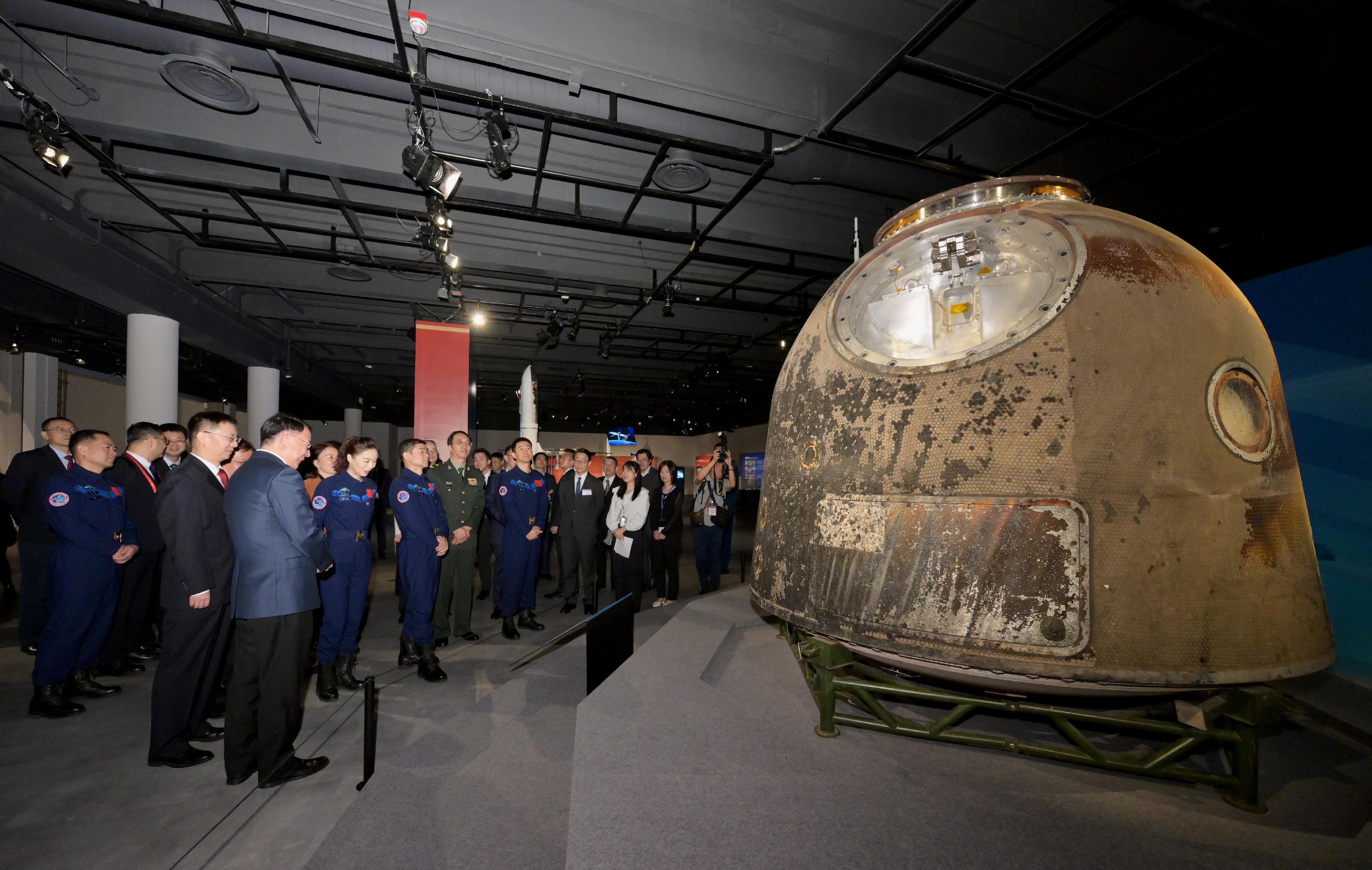 The China Manned Space delegation continued their visit to Hong Kong today (November 30). Photo shows the leader of the delegation and Deputy Director General of the China Manned Space Agency, Mr Lin Xiqiang (fourth left), and other delegation members, accompanied by the Chief Secretary for Administration, Mr Chan Kwok-ki (fifth left), touring the China Manned Space Exhibition. 

