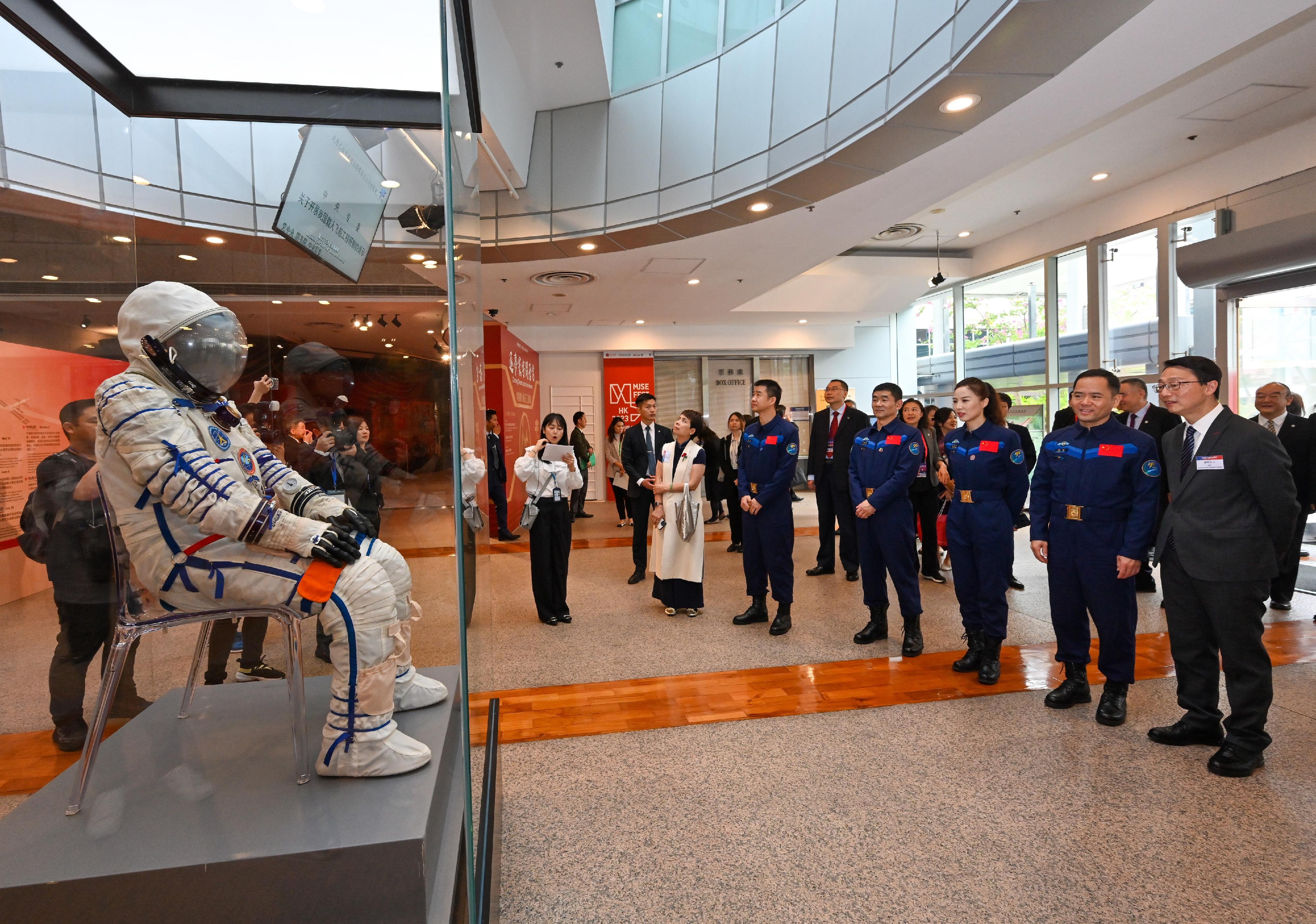 The China Manned Space delegation continued their visit to Hong Kong today (November 30). Photo shows (from front row, second right) Shenzhou-15 astronaut Mr Zhang Lu, Shenzhou-13 astronaut Ms Wang Yaping, Shenzhou-12 astronaut Mr Liu Boming, Shenzhou-14 mission commander Mr Chen Dong, and other delegation members touring the China Manned Space Exhibition.