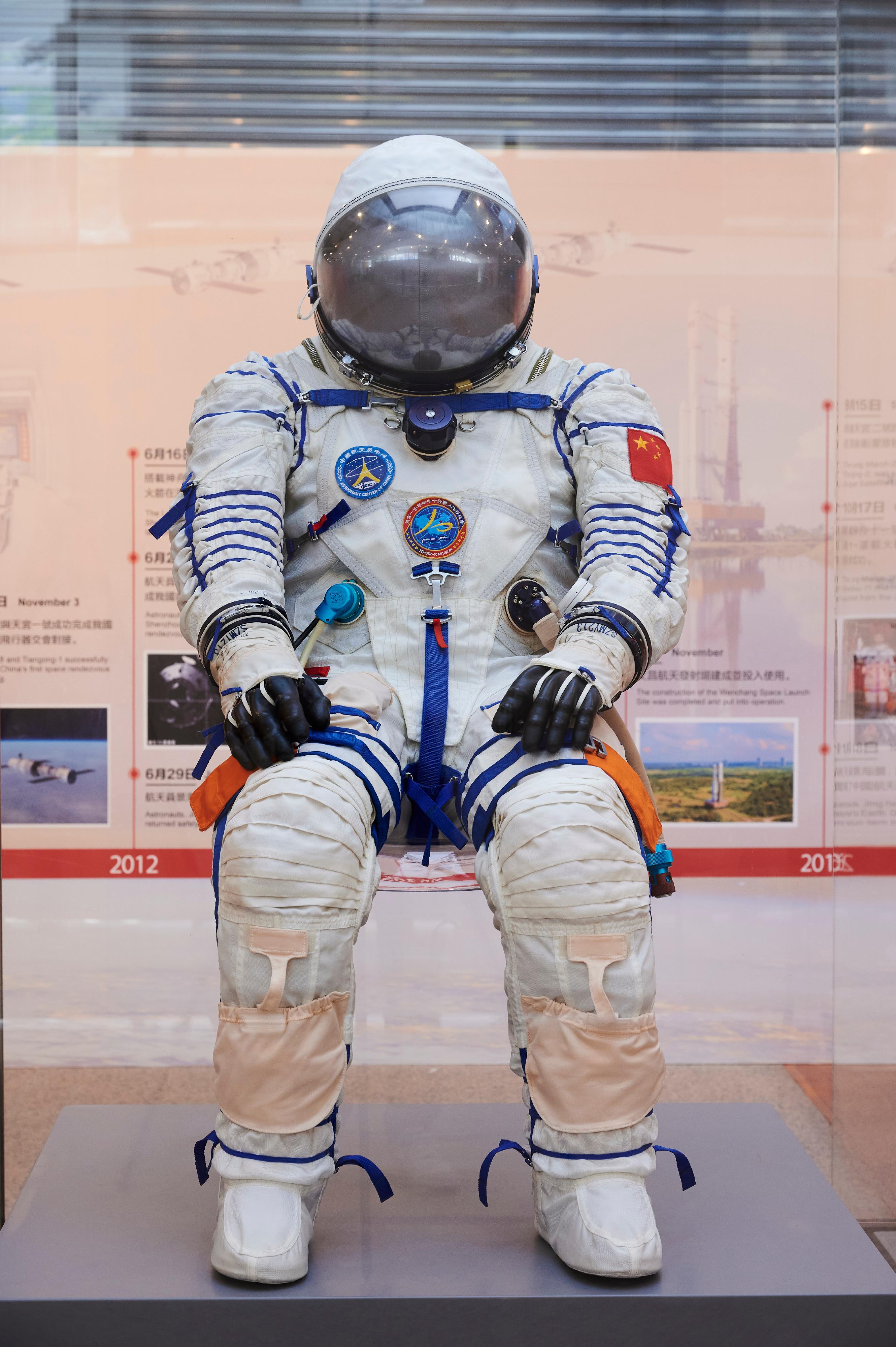 中国载人航天工程展明日（十二月一日）起至明年二月十八日在香港科学馆和香港历史博物馆举行。图示舱内航天服。
