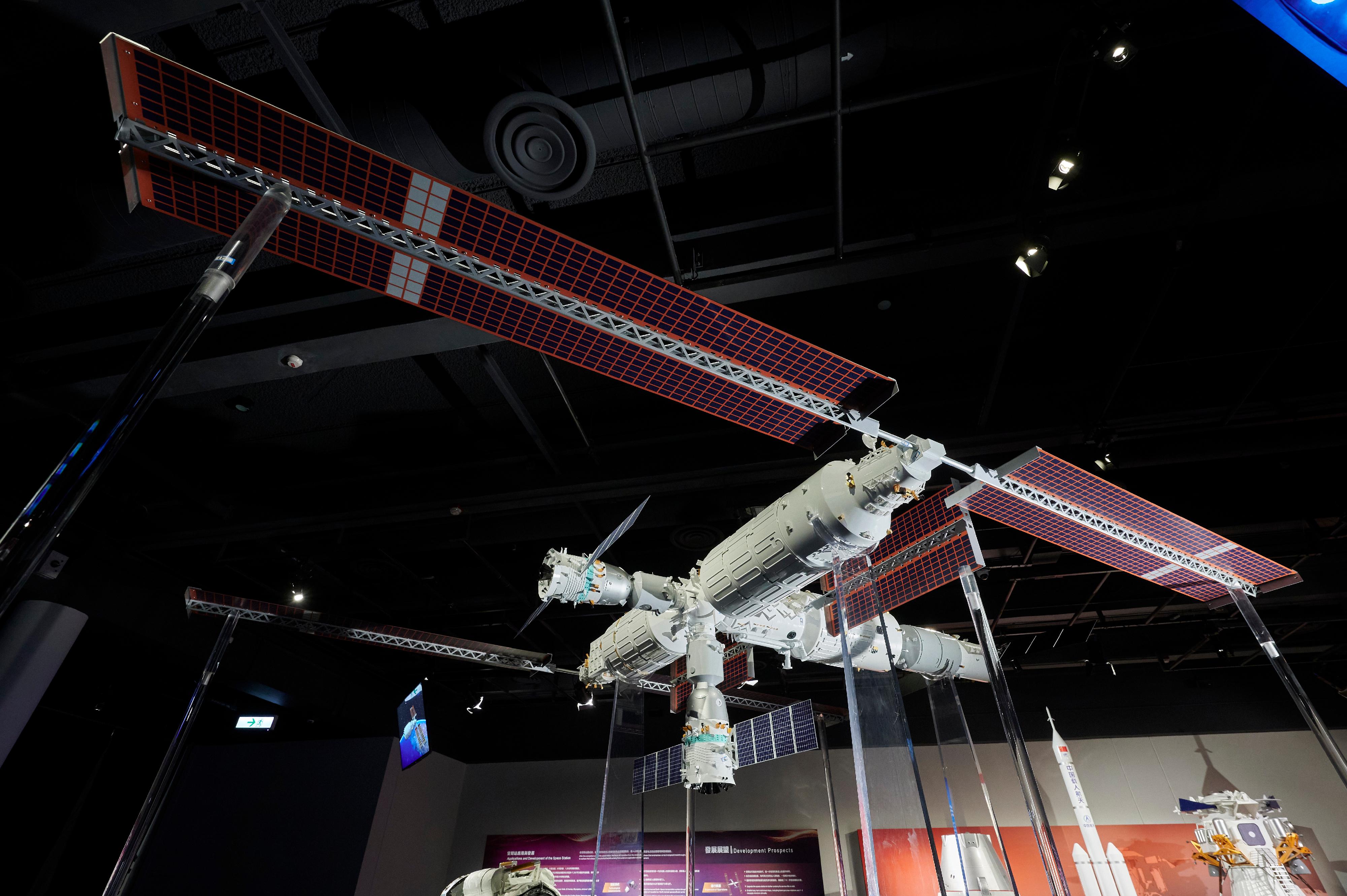 中国载人航天工程展明日（十二月一日）起至明年二月十八日在香港科学馆和香港历史博物馆举行。图示一比十五的中国空间站模型。
