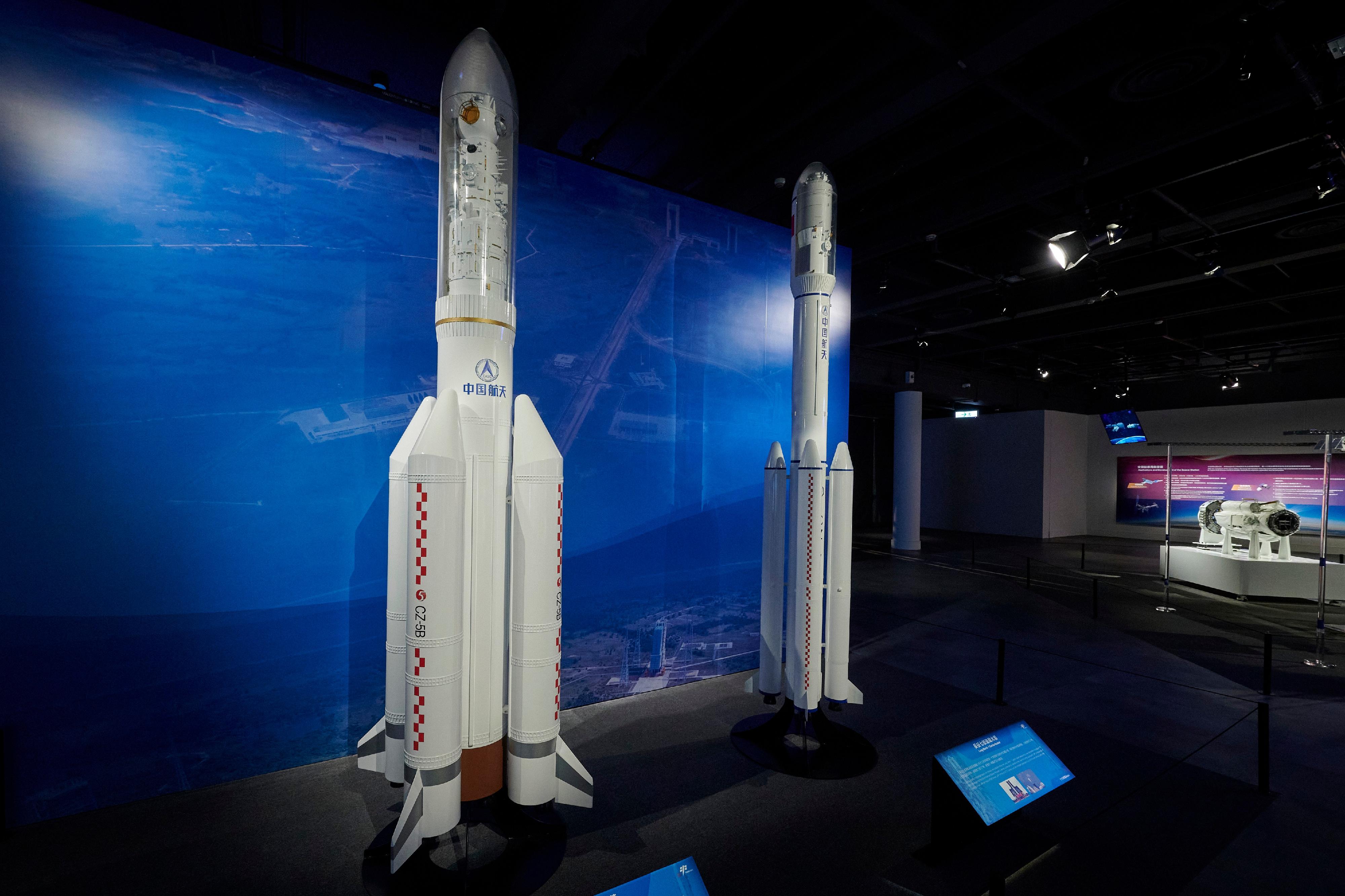 （左起）一比十五的長征五號B運載火箭與天和核心艙組合體和長征七號運載火箭與天舟貨運飛船組合體模型。