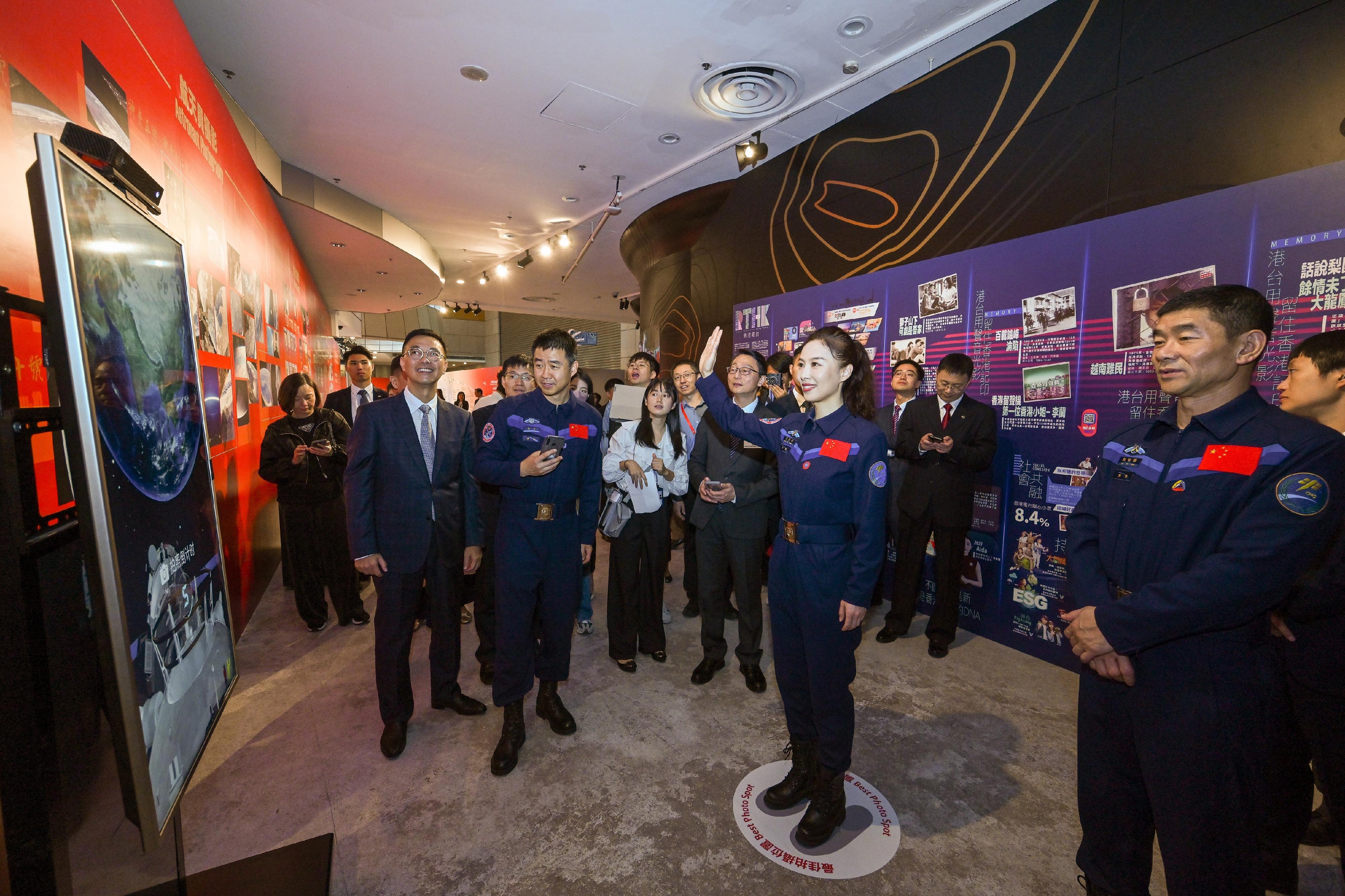 中国载人航天工程代表团今日（十一月三十日）继续在港进行访问。图示神舟十三号乘组航天员王亚平（前排右二）体验「中国载人航天工程展」的互动展品。