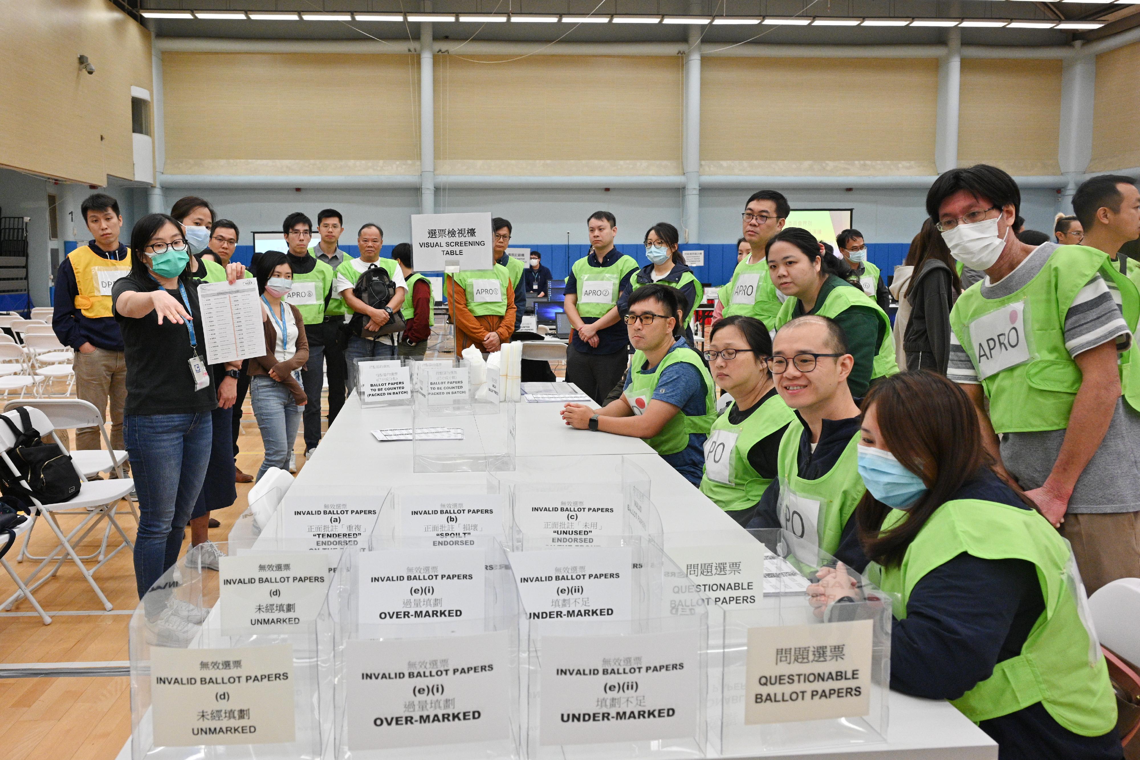 The 2023 District Council Ordinary Election will be held on December 10. The Registration and Electoral Office (REO) has arranged in the past two weeks a number of training and practice sessions with simulated scenarios for polling-and-counting electoral staff. Photo shows counting staff of District Committees constituency counting stations being briefed by a representative from the REO on the procedures of sorting ballot papers.