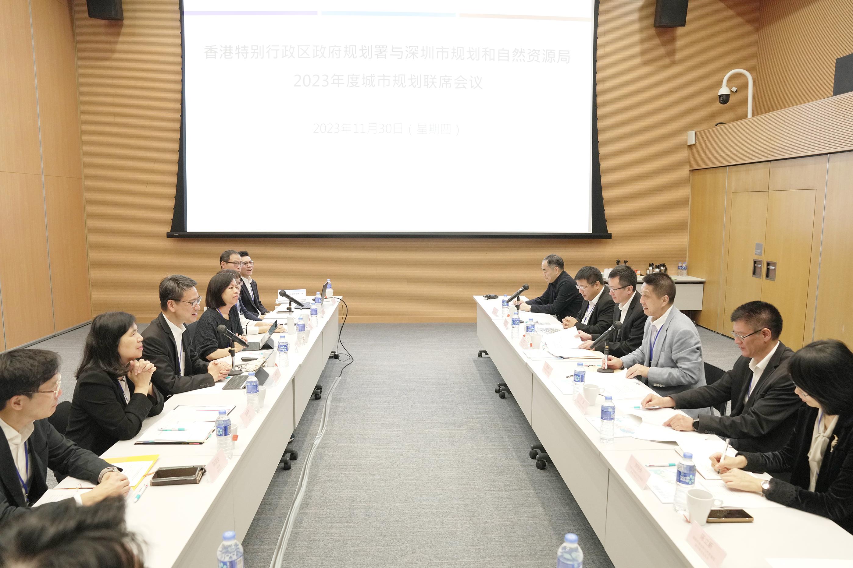 第十七次深港城市規劃聯席會議今日（十一月三十日）在香港舉行，出席者包括規劃署署長鍾文傑（左三）及深圳市規劃和自然資源局局長徐松明（右三）。