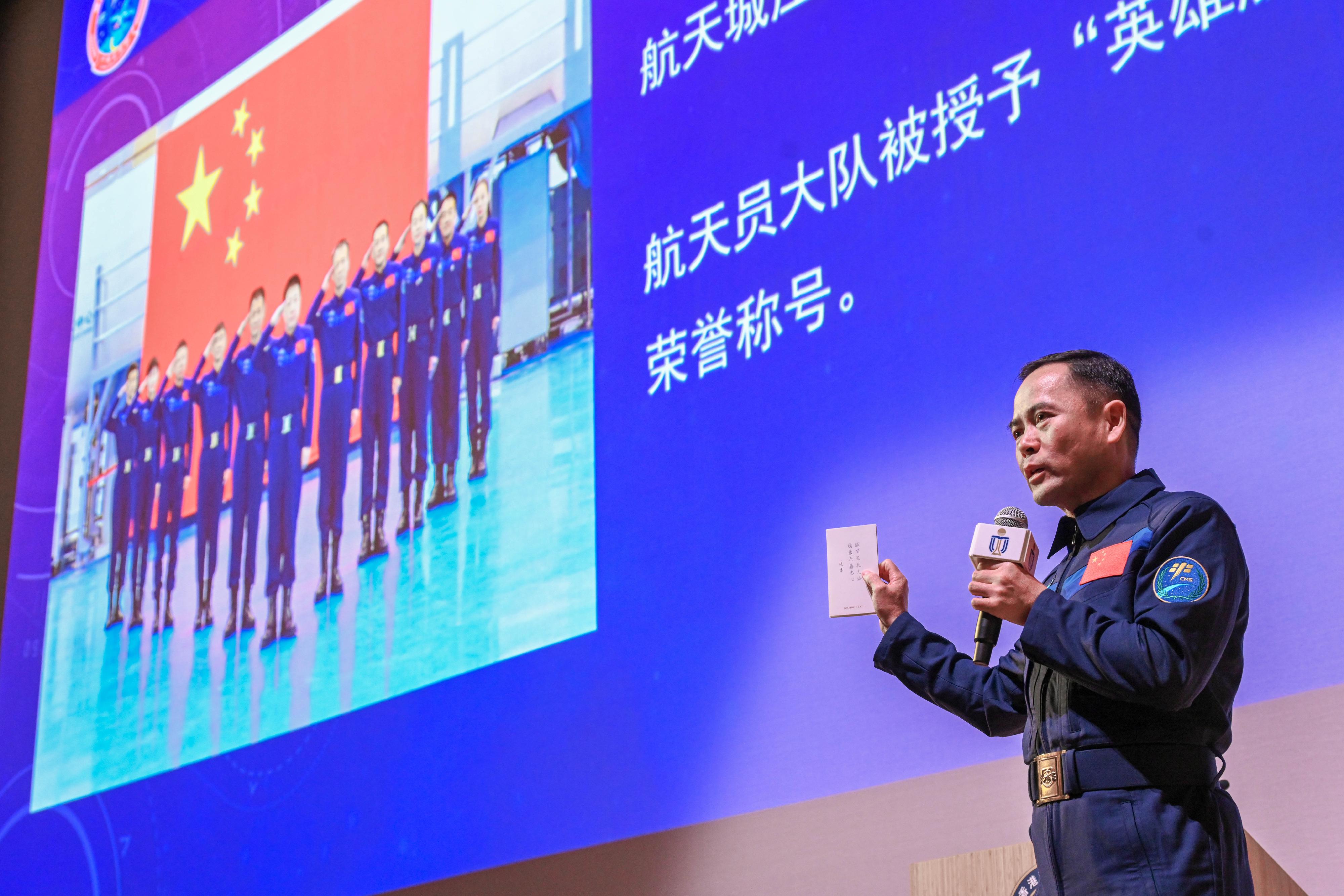 中國載人航天工程代表團今日（十一月三十日）繼續在港訪問。圖示神舟十五號乘組航天員張陸出席在香港科技大學舉行的「與大學師生對話」活動。