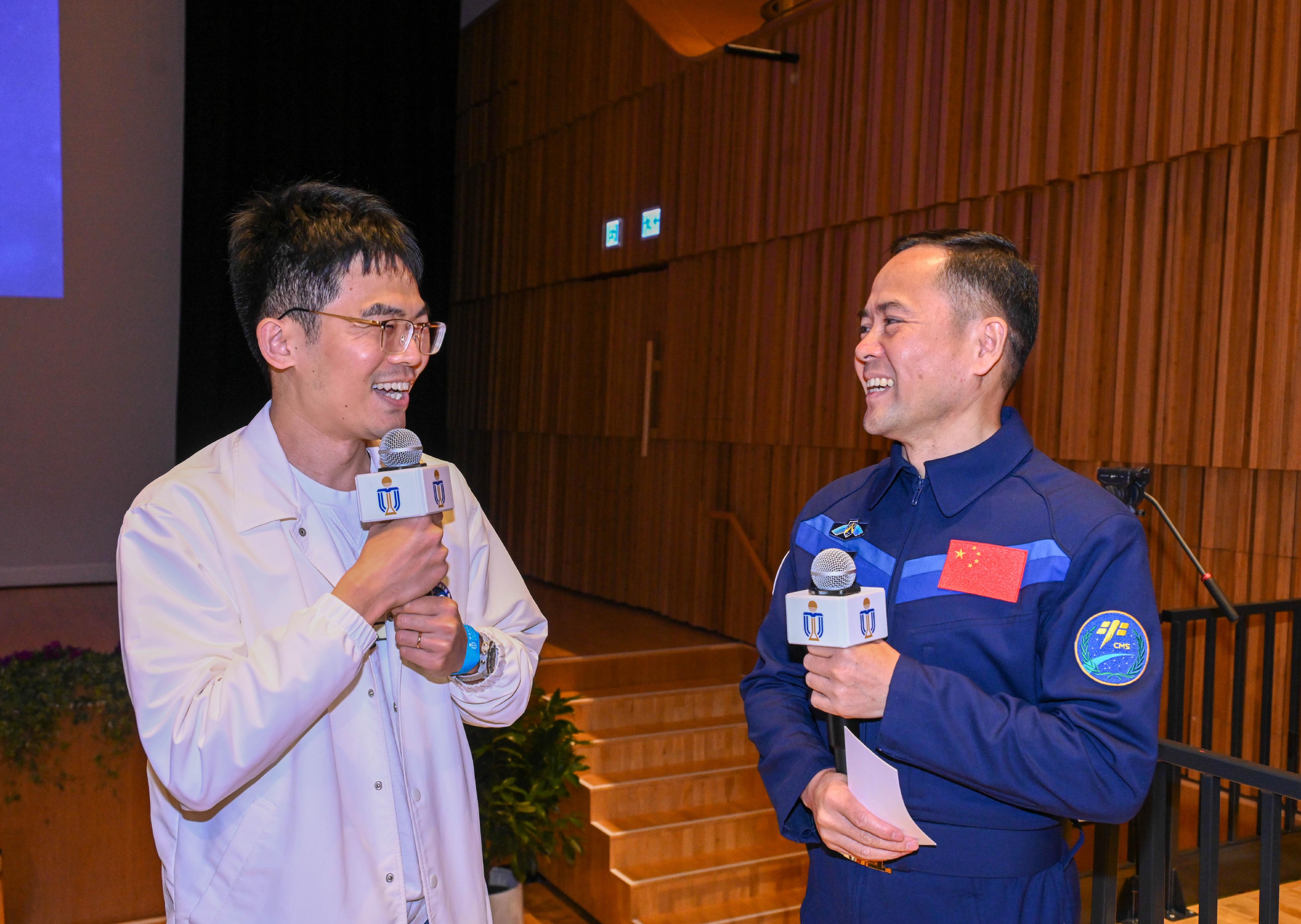 中國載人航天工程代表團今日（十一月三十日）繼續在港訪問。圖示神舟十五號乘組航天員張陸（右）出席在香港科技大學舉行的「與大學師生對話」活動。