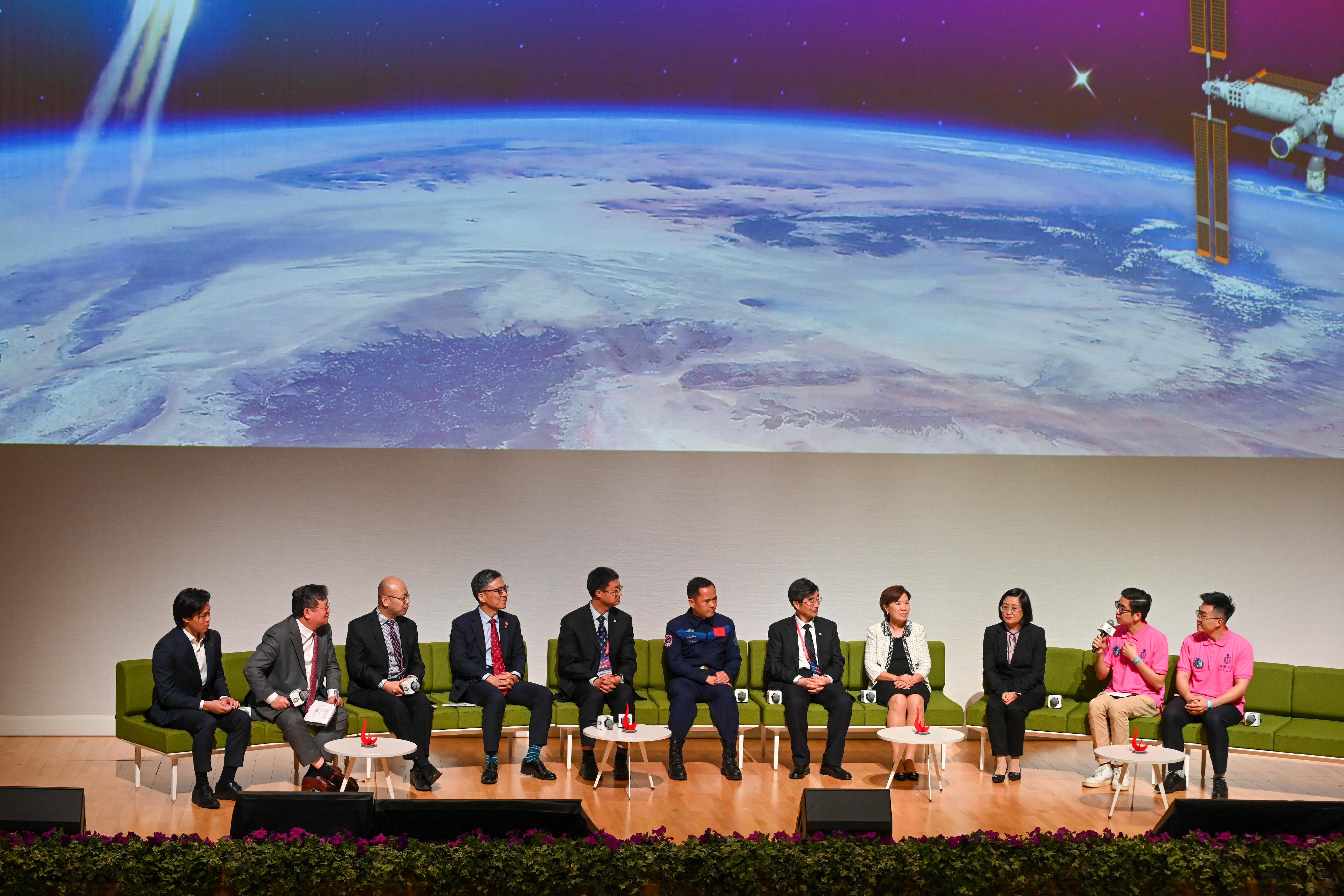 The China Manned Space delegation continued their visit to Hong Kong today (November 30). Photo shows (from fourth left) the Council Chairman of the Hong Kong University of Science and Technology, Professor Harry Shum; delegation member Mr Zhong Hongen; Shenzhou-15 astronaut Mr Zhang Lu; delegation member Mr Gan Keli, and the President of the Hong Kong University of Science and Technology, Professor Nancy Ip, attending the dialogue session with teachers and students held at the Hong Kong University of Science and Technology.
