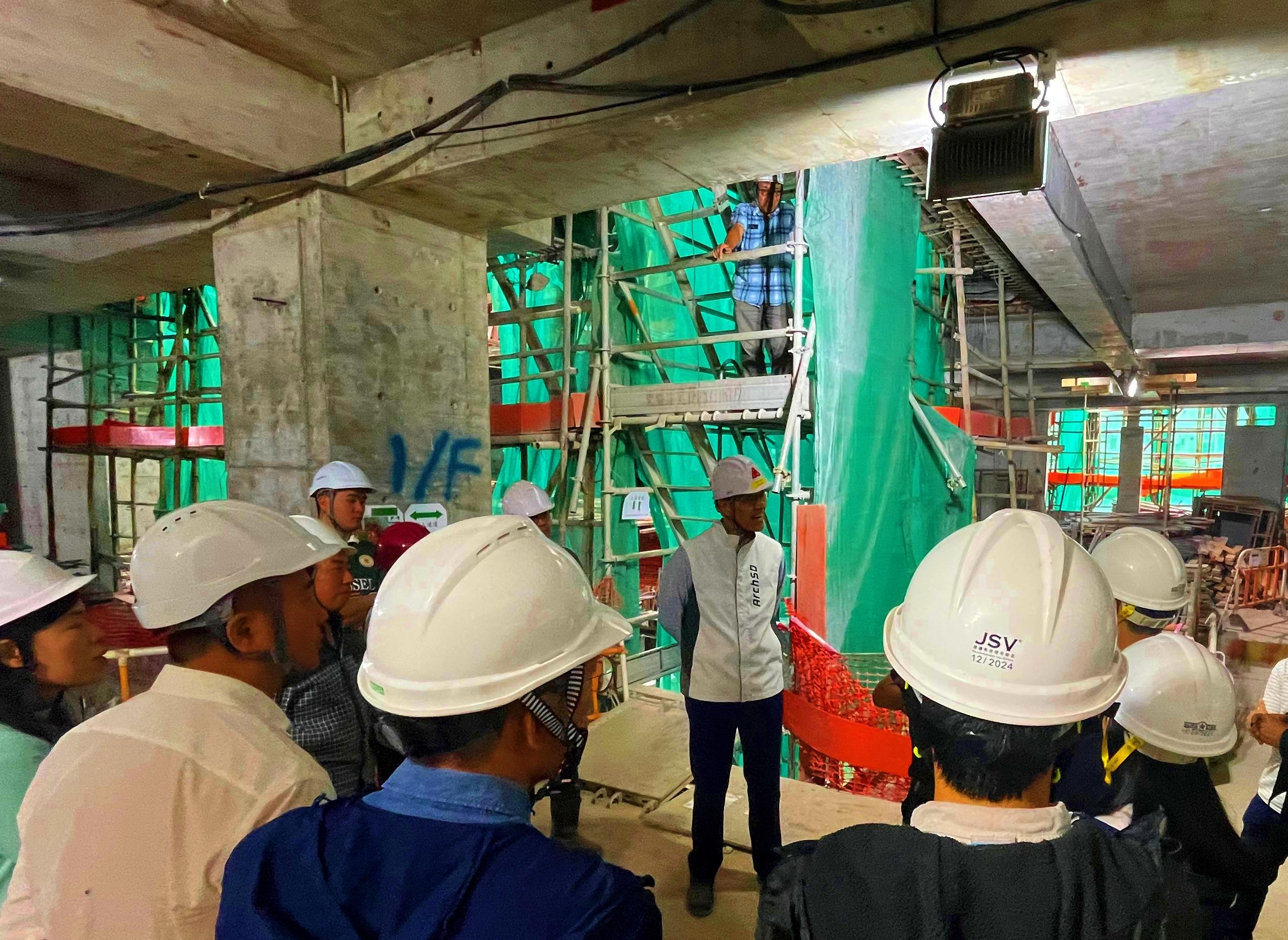 The works departments carried out surprise inspections in the past week, targeting high-risk processes in public works sites, in particular lifting operation and work at height to curb unsafe practices. The Director of Architectural Services, Mr Edward Tse (centre), was inspecting a site of the public works under his charge.
