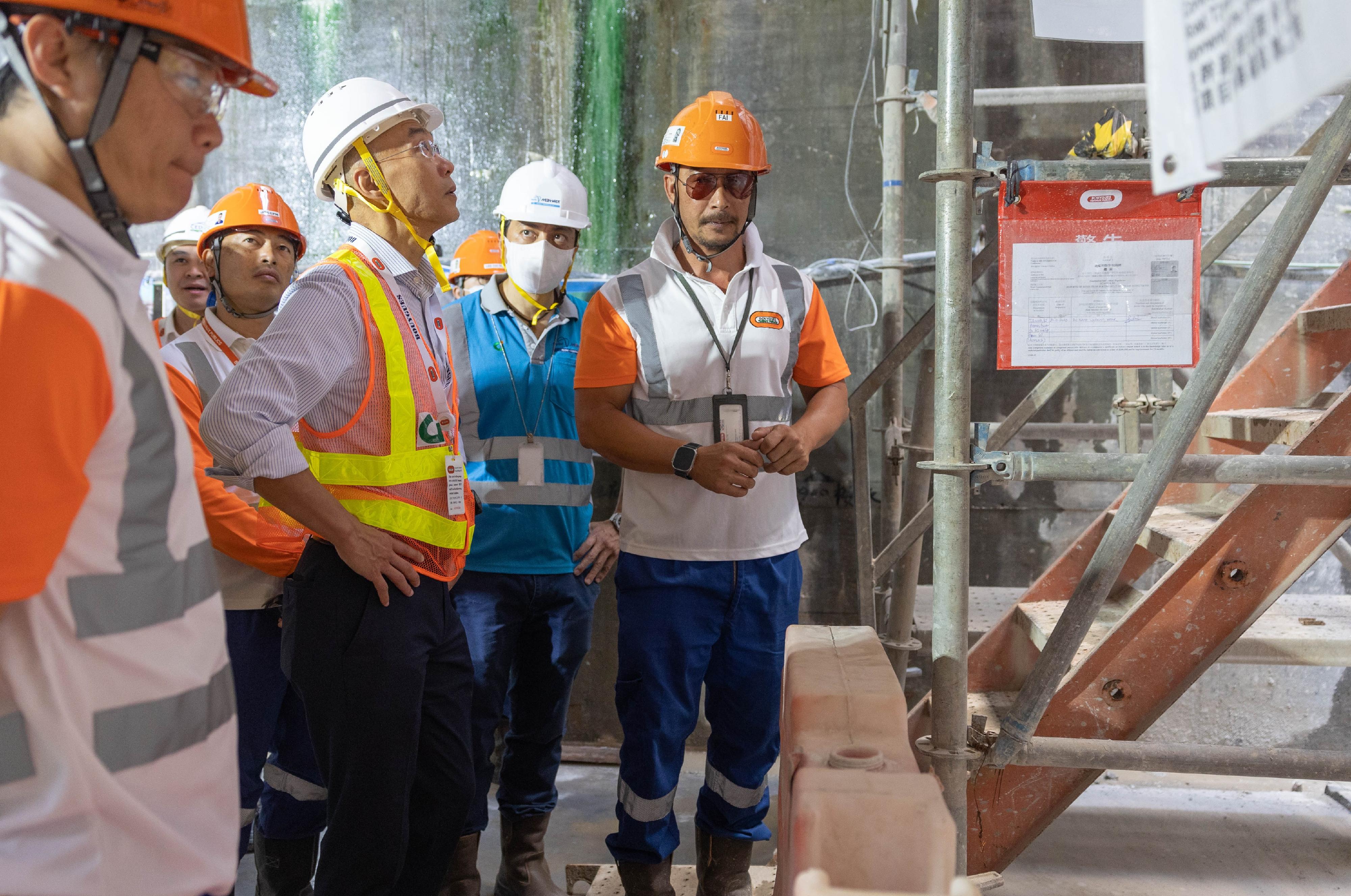 The works departments carried out surprise inspections in the past week, targeting high-risk processes in public works sites, in particular lifting operation and work at height to curb unsafe practices. The Director of Civil Engineering and Development, Mr Michael Fong (second left), was inspecting a site of the public works under his charge.