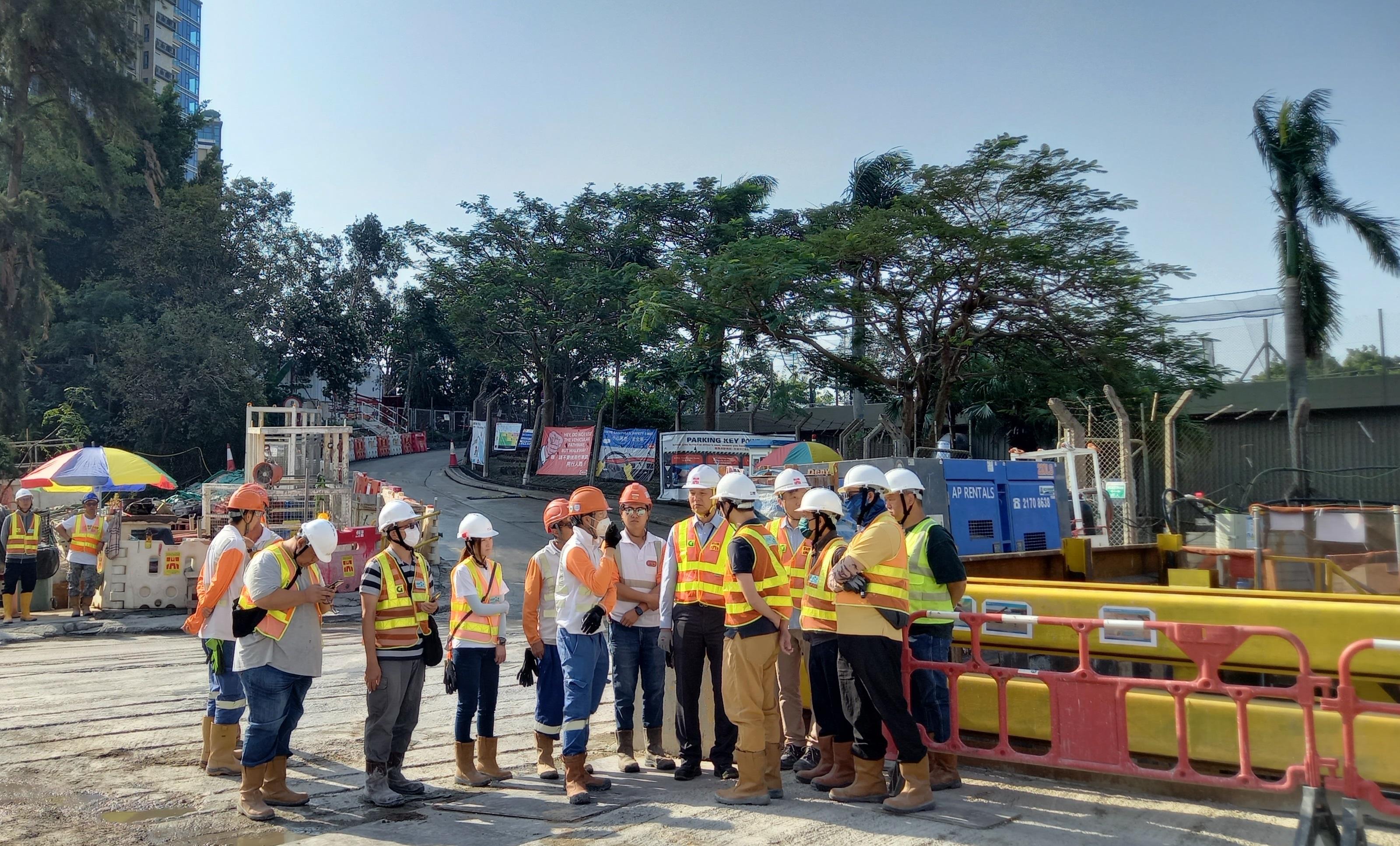 The works departments carried out surprise inspections in the past week, targeting high-risk processes in public works sites, in particular lifting operation and work at height to curb unsafe practices. The Director of Highways, Mr Jimmy Chan (sixth right), was inspecting a site of the public works under his charge. 