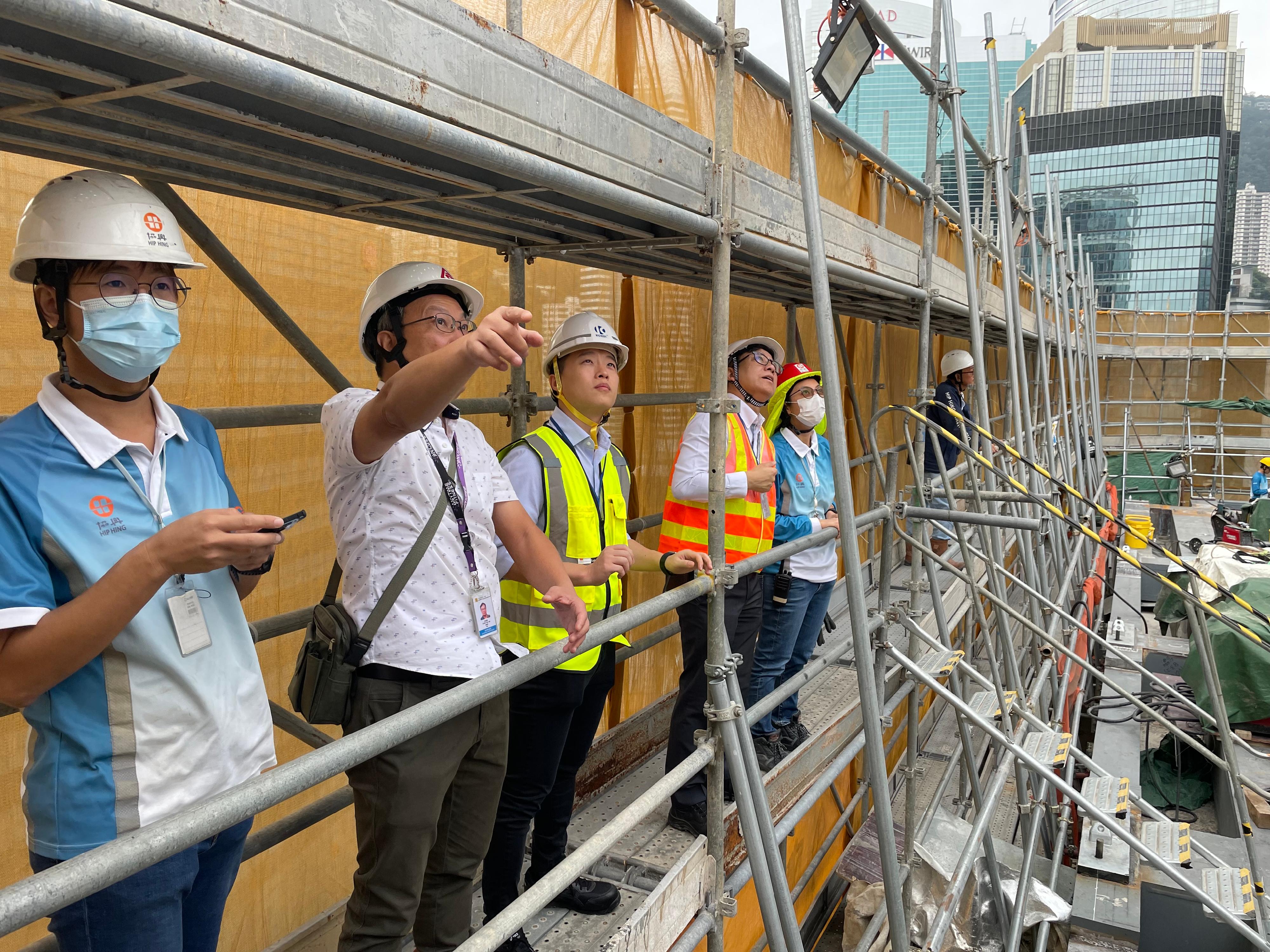 The works departments carried out surprise inspections in the past week, targeting high-risk processes in public works sites, in particular lifting operation and work at height to curb unsafe practices. Principal Assistant Secretary for Development (Works) Mr Terence Lam (fourth left) was inspecting a public works site.  
