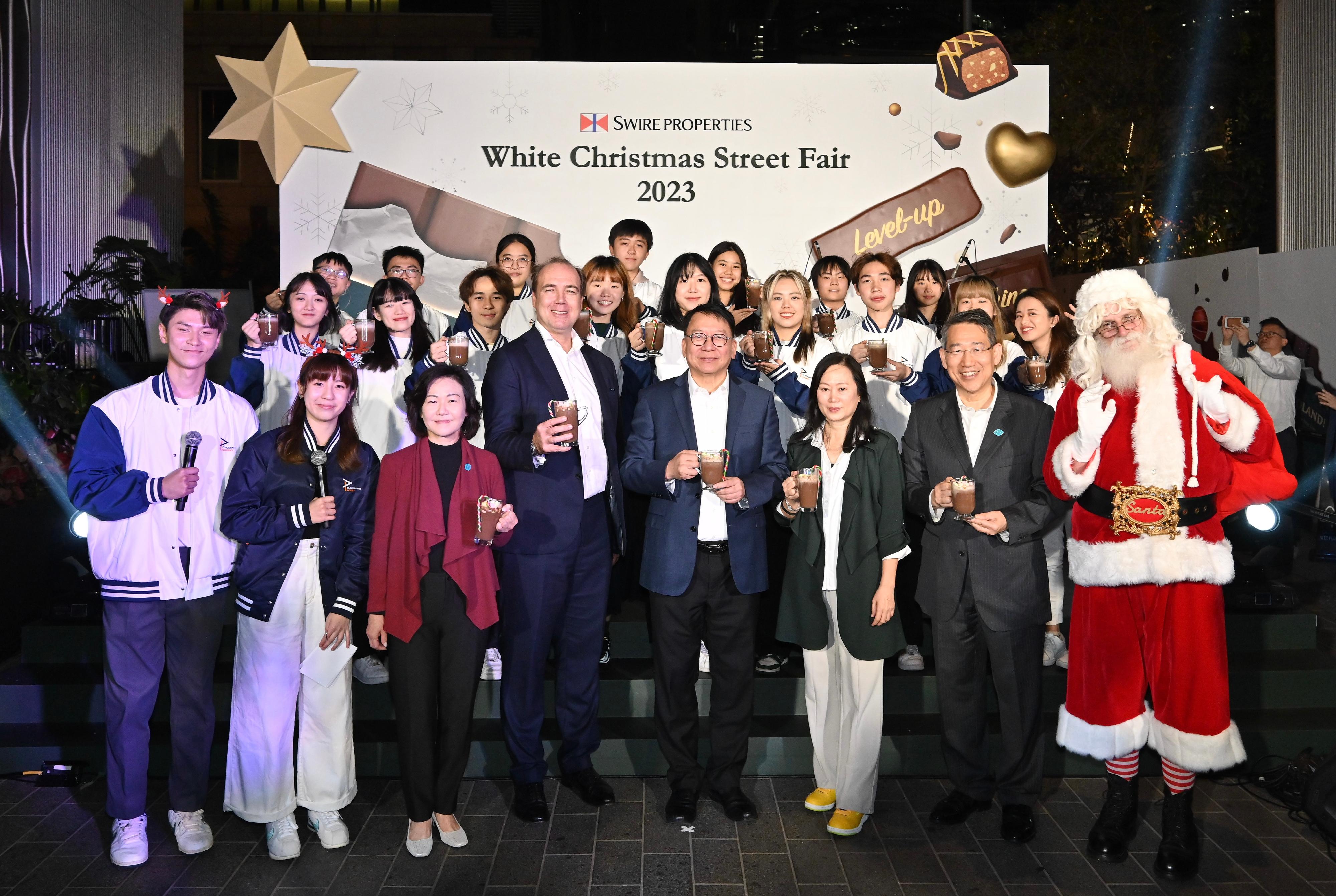 The Chief Secretary for Administration, Mr Chan Kwok-ki, attended the Opening Ceremony of the White Christmas Street Fair 2023 today (November 30). Photo shows (first row, from third left) the Director of Home Affairs, Mrs Alice Cheung; the Chief Executive of Swire Properties, Mr Tim Blackburn; Mr Chan; the Editor-in-Chief of the South China Morning Post, Ms Tammy Tam; the District Officer (Eastern), Mr Simon Chan; and other guests at the ceremony.