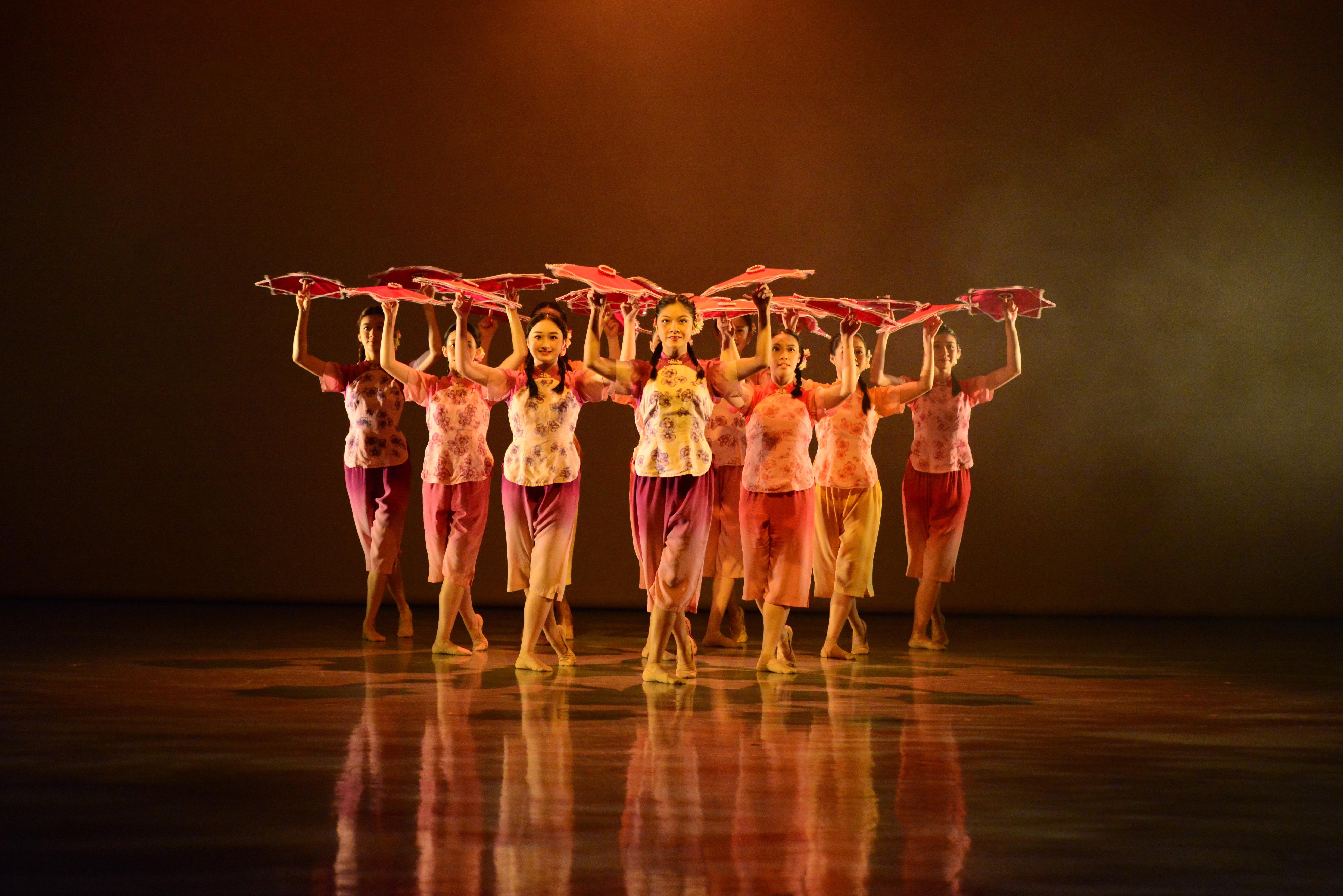 康樂及文化事務署十月至十二月在轄下五個新界表演場地舉辦「演藝嘉年華2023」，最後一場嘉年華將於十二月十日（星期日）下午在葵青劇院舉行，歡迎市民參與。香港演藝學院學生將在葵青劇院帶來中國舞、芭蕾舞和現代舞表演。