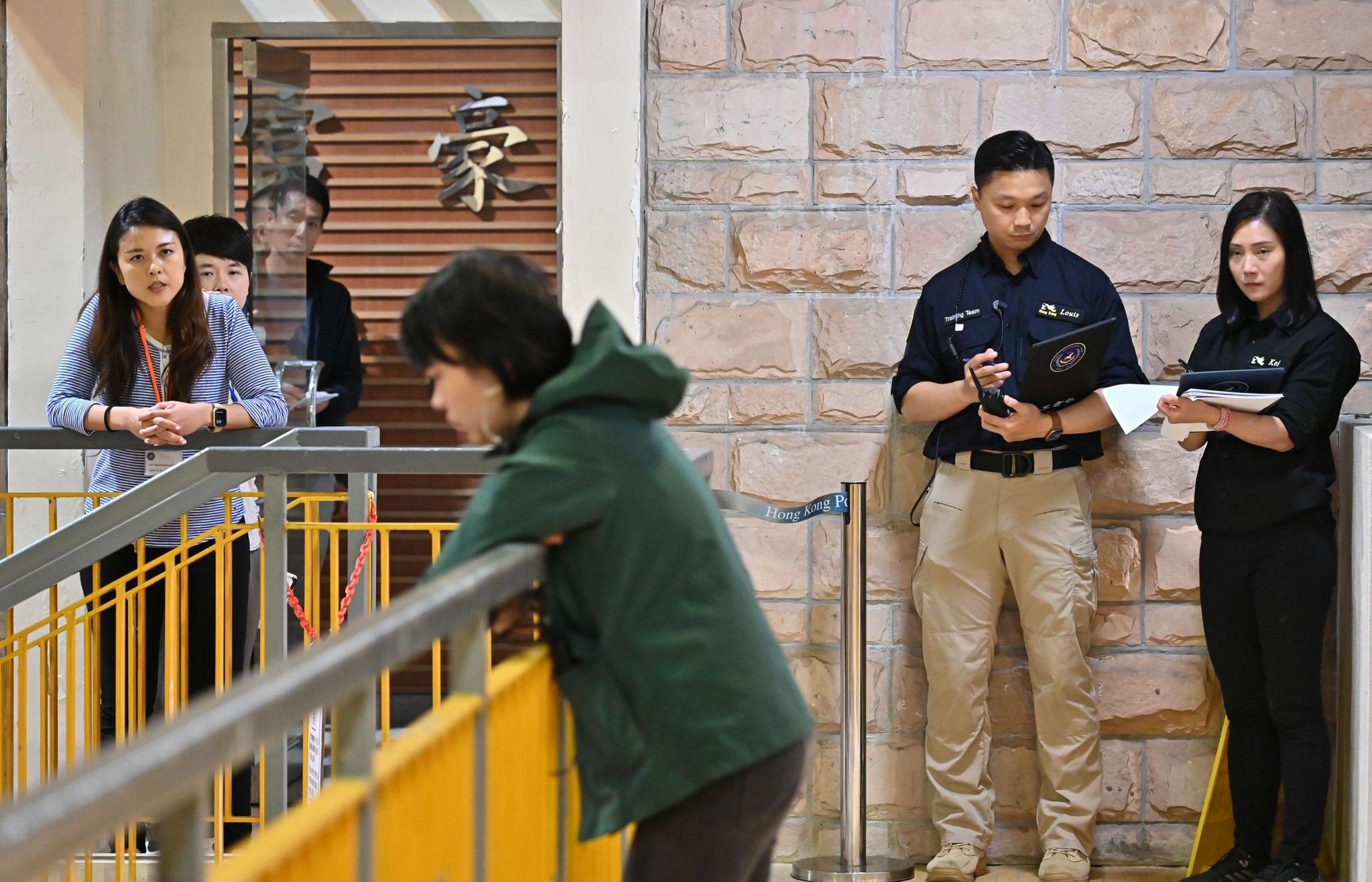 警务处警察谈判组在香港警察学院举办为期两星期的危机谈判课程今日（十二月一日）结束。图示学员处理有学生企图跳楼轻生事件，旁为负责指导学员的谈判组导师，协助学员掌握谈判技巧。