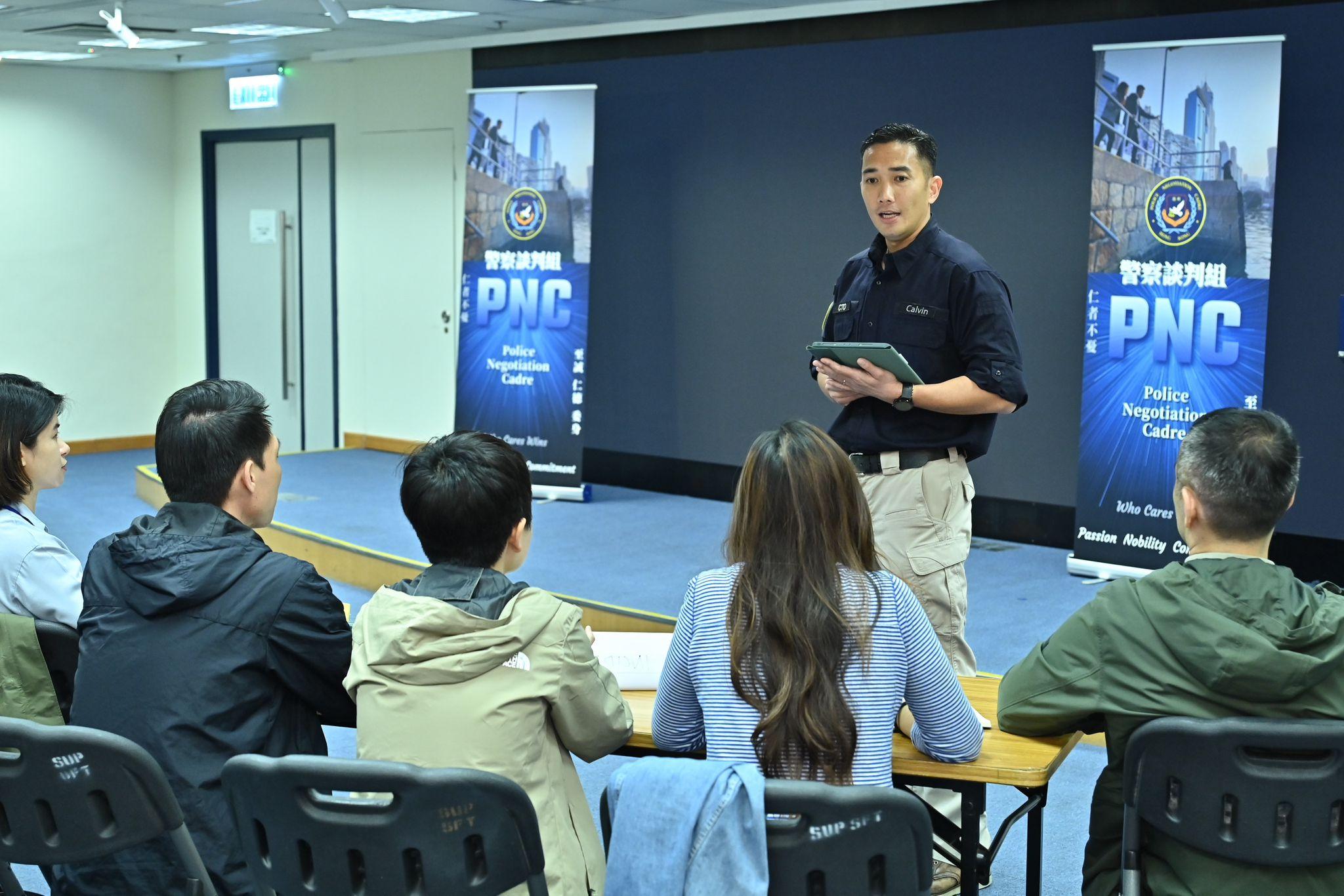 The Police Negotiation Cadre (PNC) concluded the two-week comprehensive Crisis Negotiation Course at the Hong Kong Police College today (December 1). Photo shows the PNC Chief Training Officer Cheung Kin-pan giving a briefing to the trainees before the negotiation exercise.