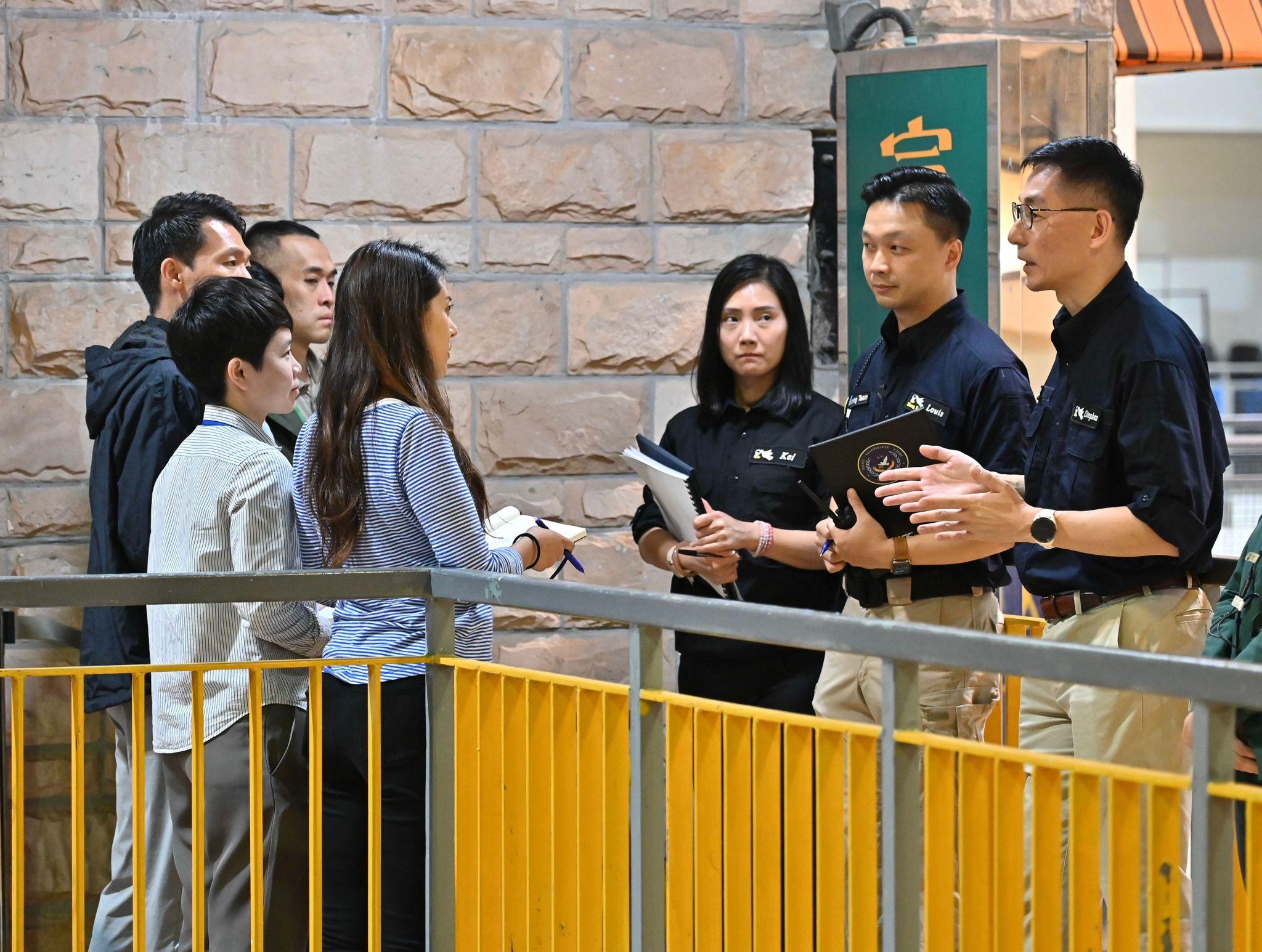 The Police Negotiation Cadre (PNC) concluded the two-week comprehensive Crisis Negotiation Course (CNC) at the Hong Kong Police College today (December 1). Photo shows the Commanding Officer of PNC Liauw Ka-kei (first right) and other instructors reviewing the CNC trainees’ performance and offering suggestions for improvement at the debriefing session after the negotiation exercise.