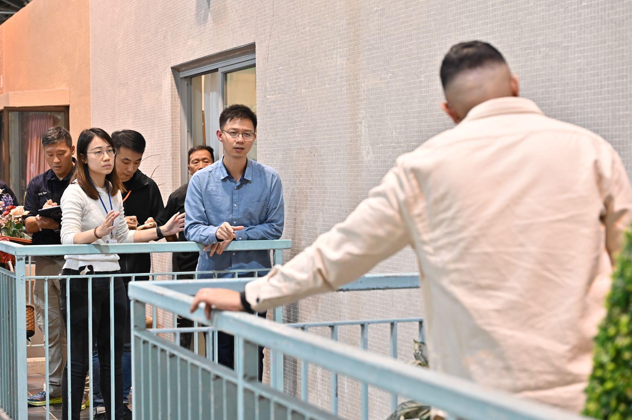 The Police Negotiation Cadre concluded the two-week comprehensive Crisis Negotiation Course (CNC) at the Hong Kong Police College today (December 1). Photo shows the CNC trainees conveying persuasive messages to a non-ethnic Chinese individual in a simulated suicide attempt scenario with the assistance of an interpreter.