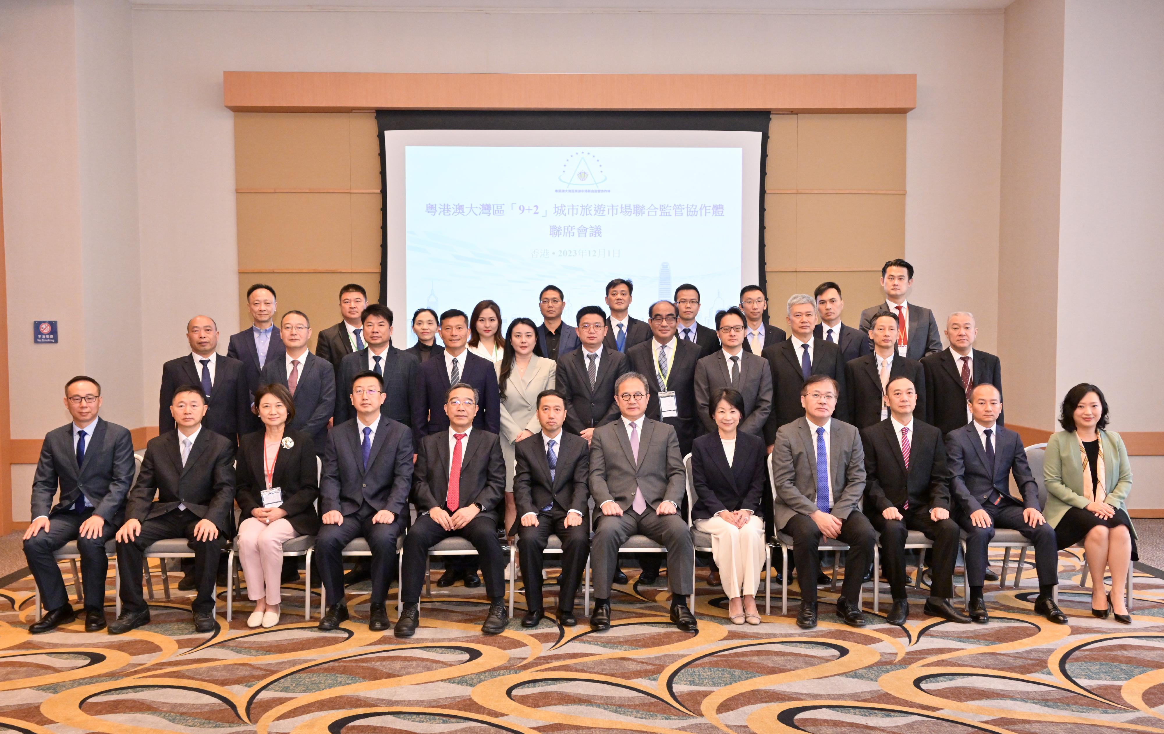 The joint meeting of the Joint Regulatory Alliance of the Tourism Market of 9+2 Cities in the Guangdong-Hong Kong-Macao Greater Bay Area (JRA) was held for two days in Hong Kong. Photo shows the Permanent Secretary for Culture, Sports and Tourism, Mr Joe Wong (sixth right, front row), and the Commissioner for Tourism, Ms Vivian Sum (fifth right, front row), and representatives of the JRA today (December 1).
