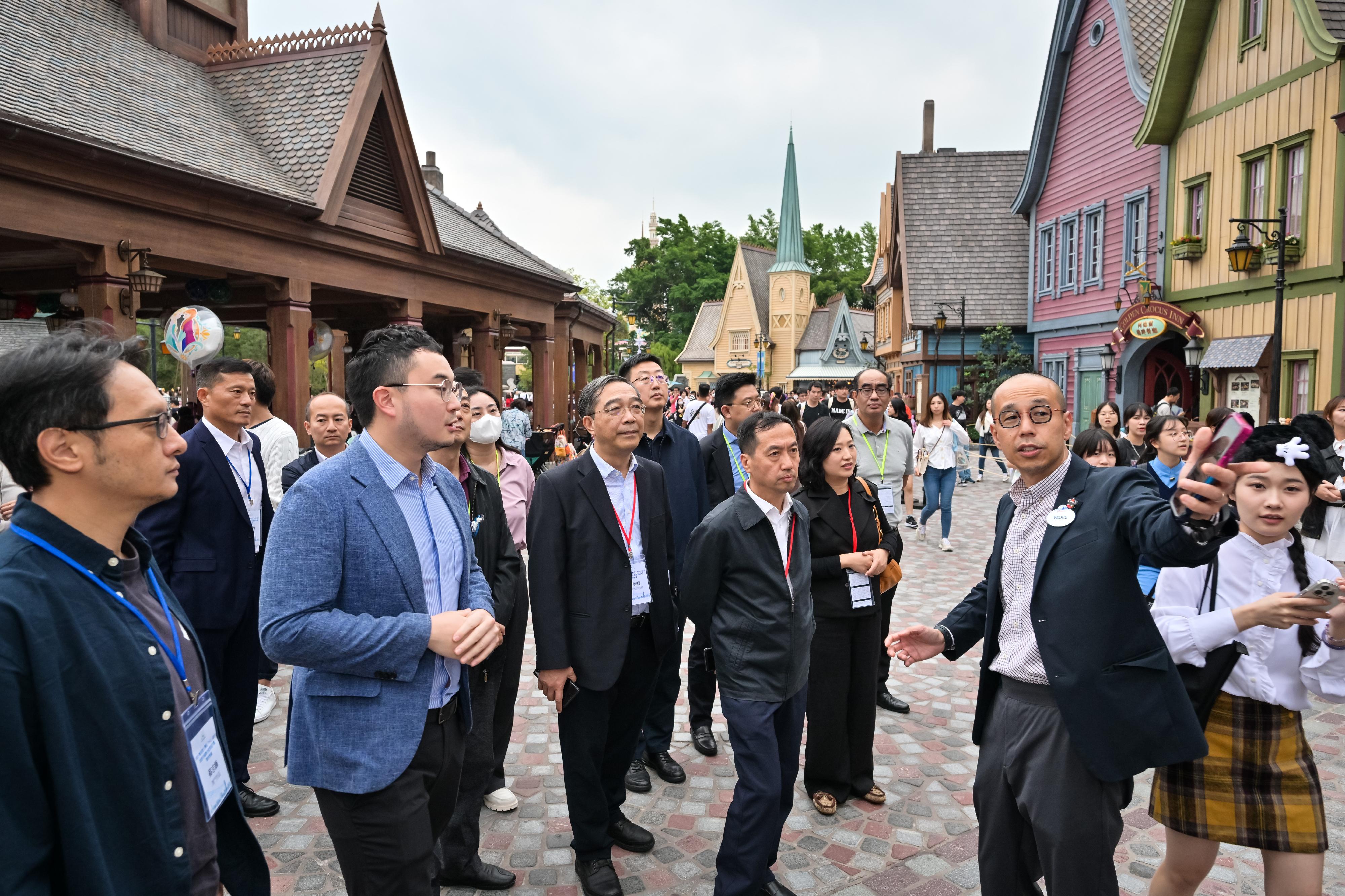 The joint meeting of the Joint Regulatory Alliance of the Tourism Market of 9+2 Cities in the Guangdong-Hong Kong-Macao Greater Bay Area (JRA) was held for two days in Hong Kong. Photo shows the representatives of the JRA visiting Hong Kong Disneyland yesterday (November 30) to learn about the latest enhancements and updates of its facilities.