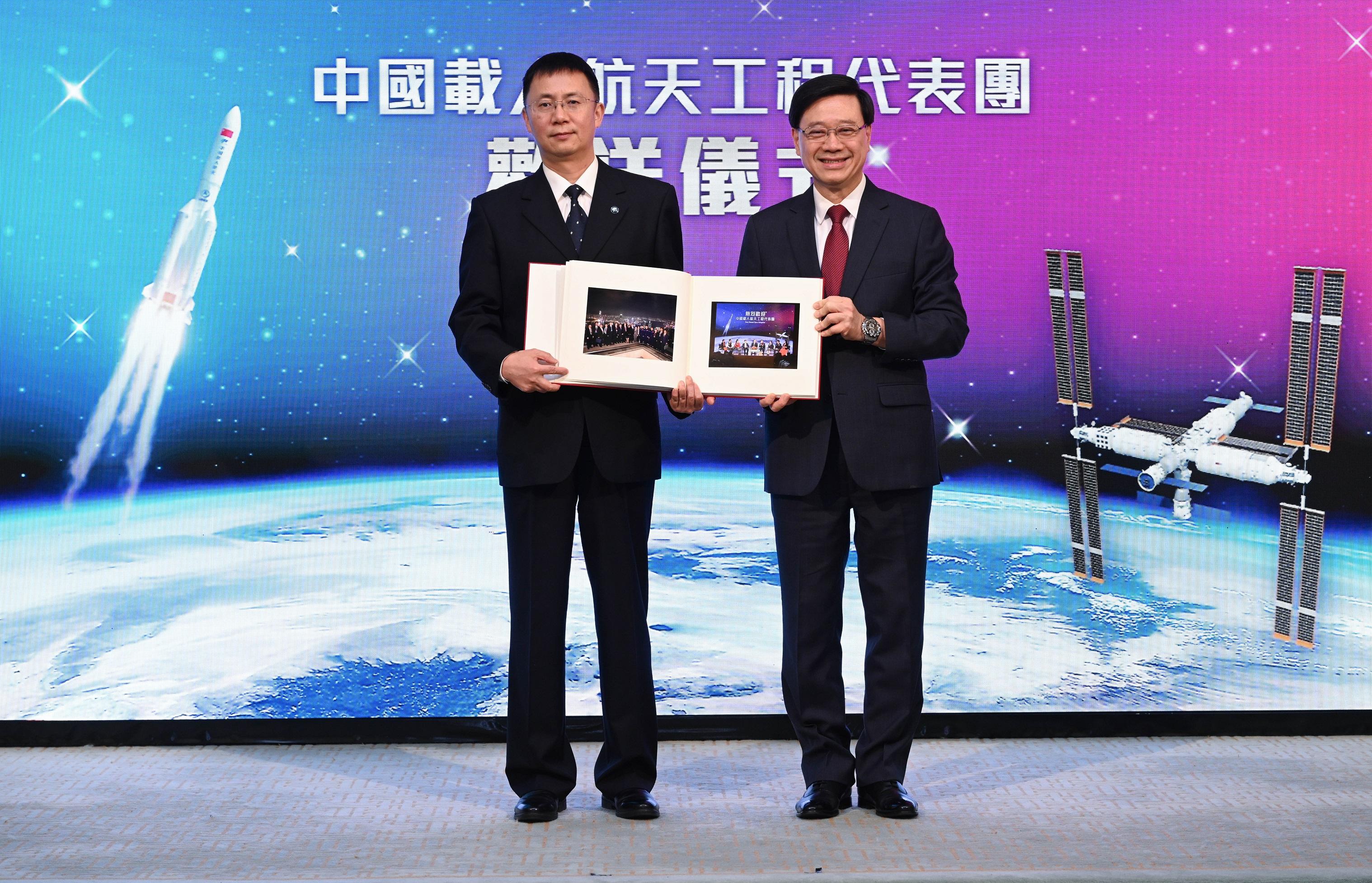 The China Manned Space delegation conducted their last day of visit to Hong Kong today (December 1). Photo shows the Chief Executive, Mr John Lee (right), presenting a souvenir to the leader of the delegation and Deputy Director General of the China Manned Space Agency, Mr Lin Xiqiang (left), at the farewell ceremony for the delegation.
