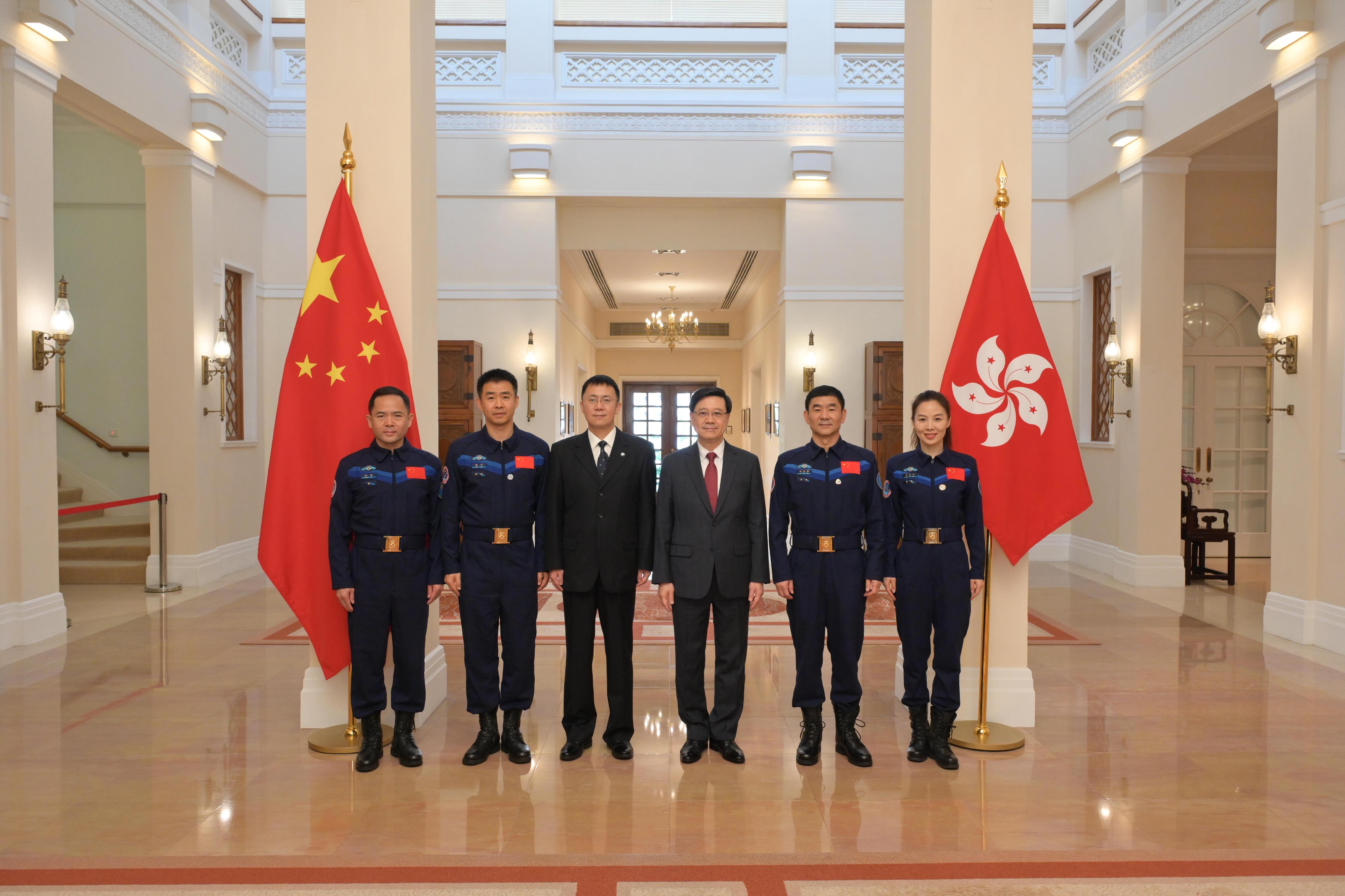 The China Manned Space delegation conducted their last day of visit to Hong Kong today (December 1). Photo shows the Chief Executive, Mr John Lee (third right); the leader of the delegation and Deputy Director General of the China Manned Space Agency, Mr Lin Xiqiang (third left); Shenzhou-12 astronaut Mr Liu Boming (second right); Shenzhou-13 astronaut Ms Wang Yaping (first right); Shenzhou-14 mission commander Mr Chen Dong (second left); and Shenzhou-15 astronaut Mr Zhang Lu (first left), before the farewell ceremony for the delegation.