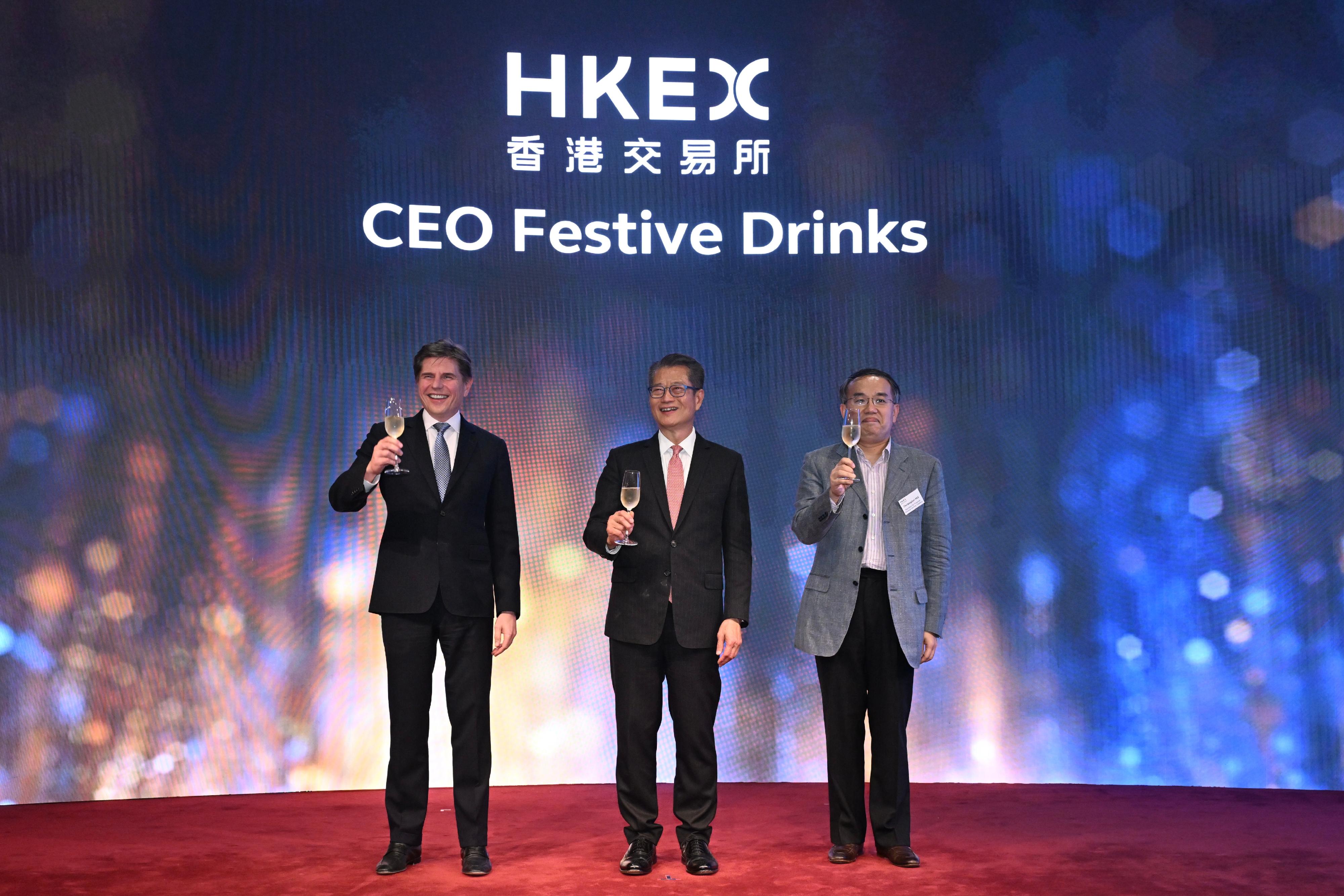 The Financial Secretary, Mr Paul Chan, attended the CEO Festive Drinks today (December 1). Photo shows Mr Chan (centre); the Secretary for Financial Services and the Treasury, Mr Christopher Hui (first right); and the Chief Executive Officer of the Hong Kong Exchanges and Clearing Limited, Mr Nicolas Aguzin (first left), proposing a toast. 