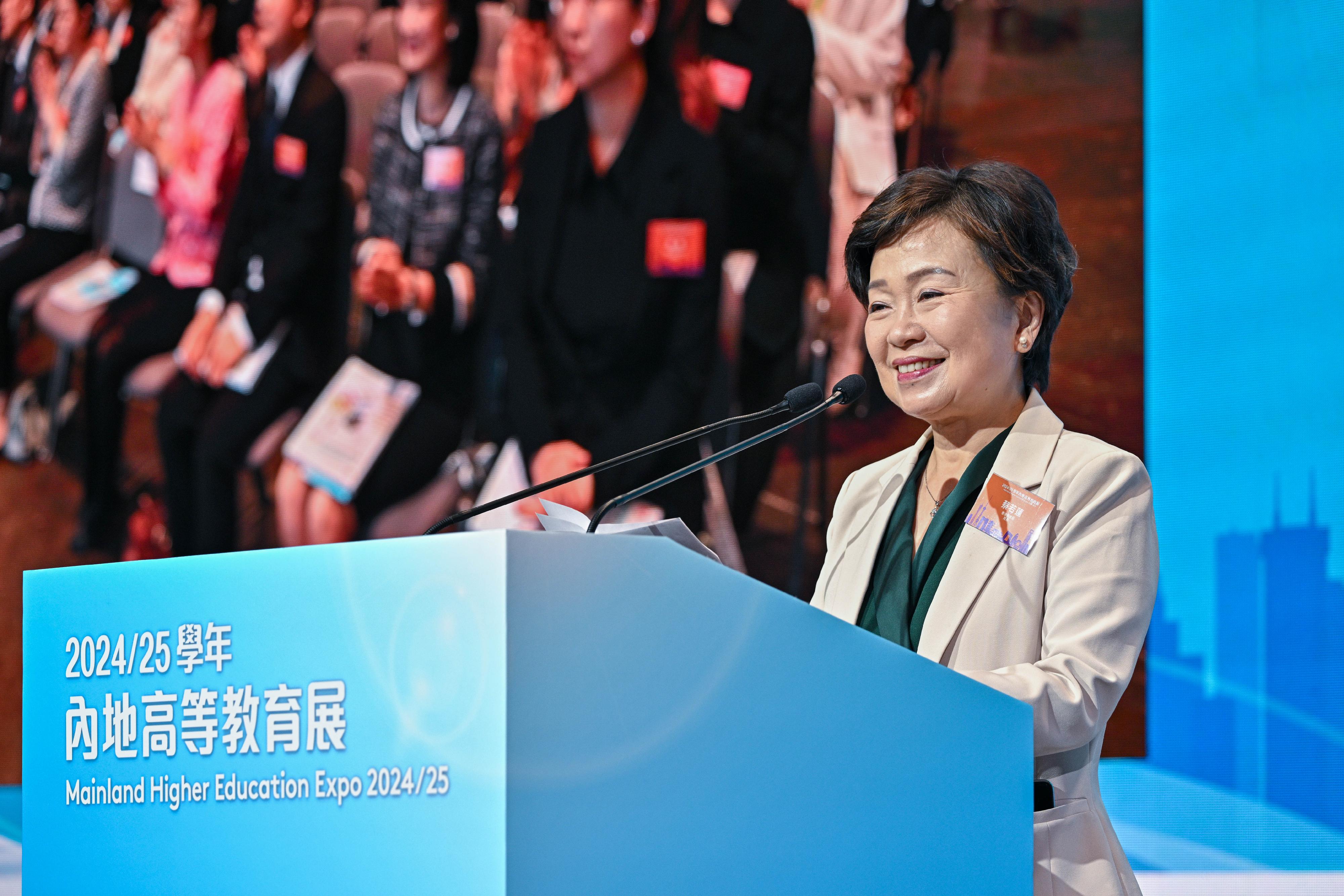 The Mainland Higher Education Expo 2024/25, jointly organised by the Ministry of Education and the Education Bureau, is being held today and tomorrow (December 2 and 3) at the Hong Kong Convention and Exhibition Centre in Wan Chai. Photo shows the Secretary for Education, Dr Choi Yuk-lin, speaking at the opening ceremony.