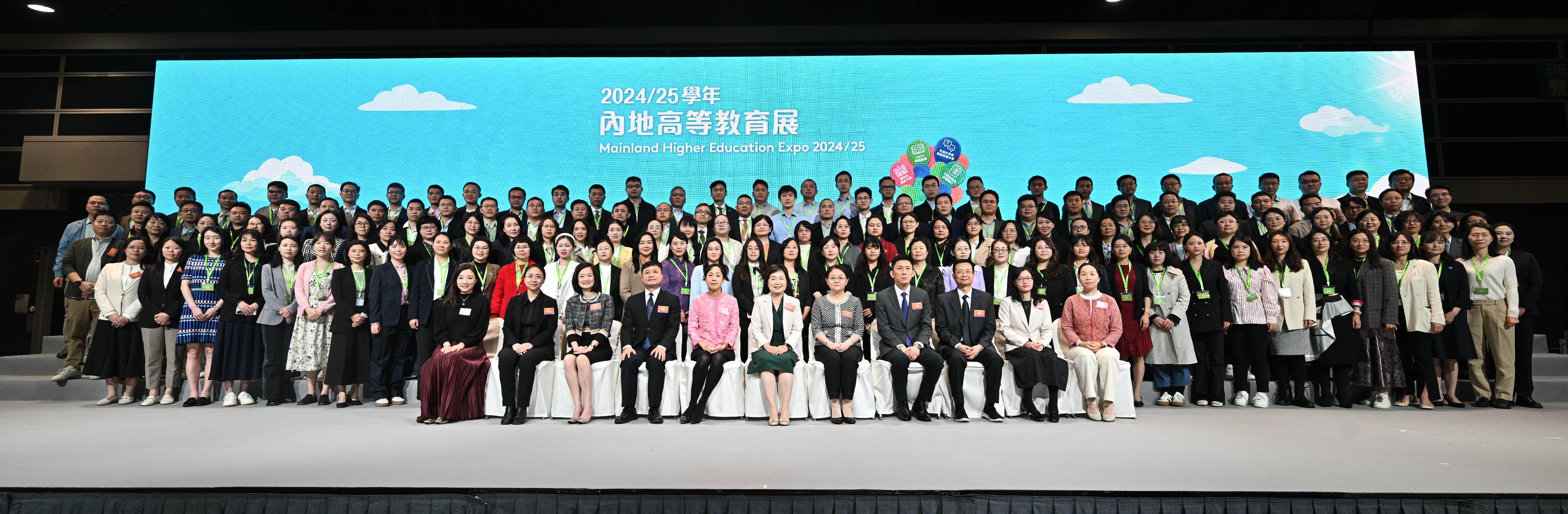 The Mainland Higher Education Expo 2024/25, jointly organised by the Ministry of Education and the Education Bureau, is being held today and tomorrow (December 2 and 3) at the Hong Kong Convention and Exhibition Centre in Wan Chai. Photo shows the Secretary for Education, Dr Choi Yuk-lin (first row, centre), with officiating guests and representatives of institutions.